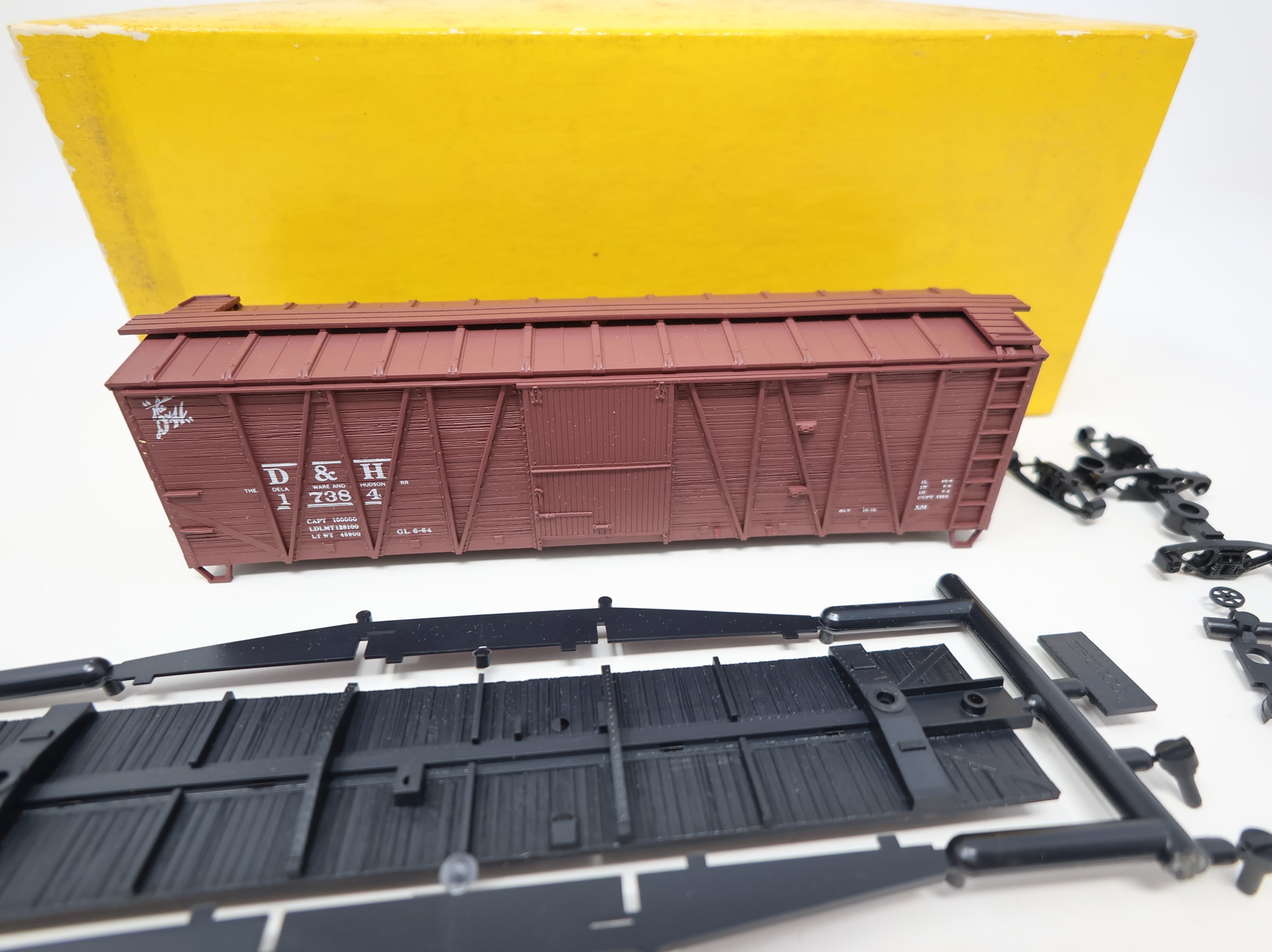 USED Accurail 4202 HO Scale 40' Wooden Box Car Delaware and Hudson DH #17384 KIT