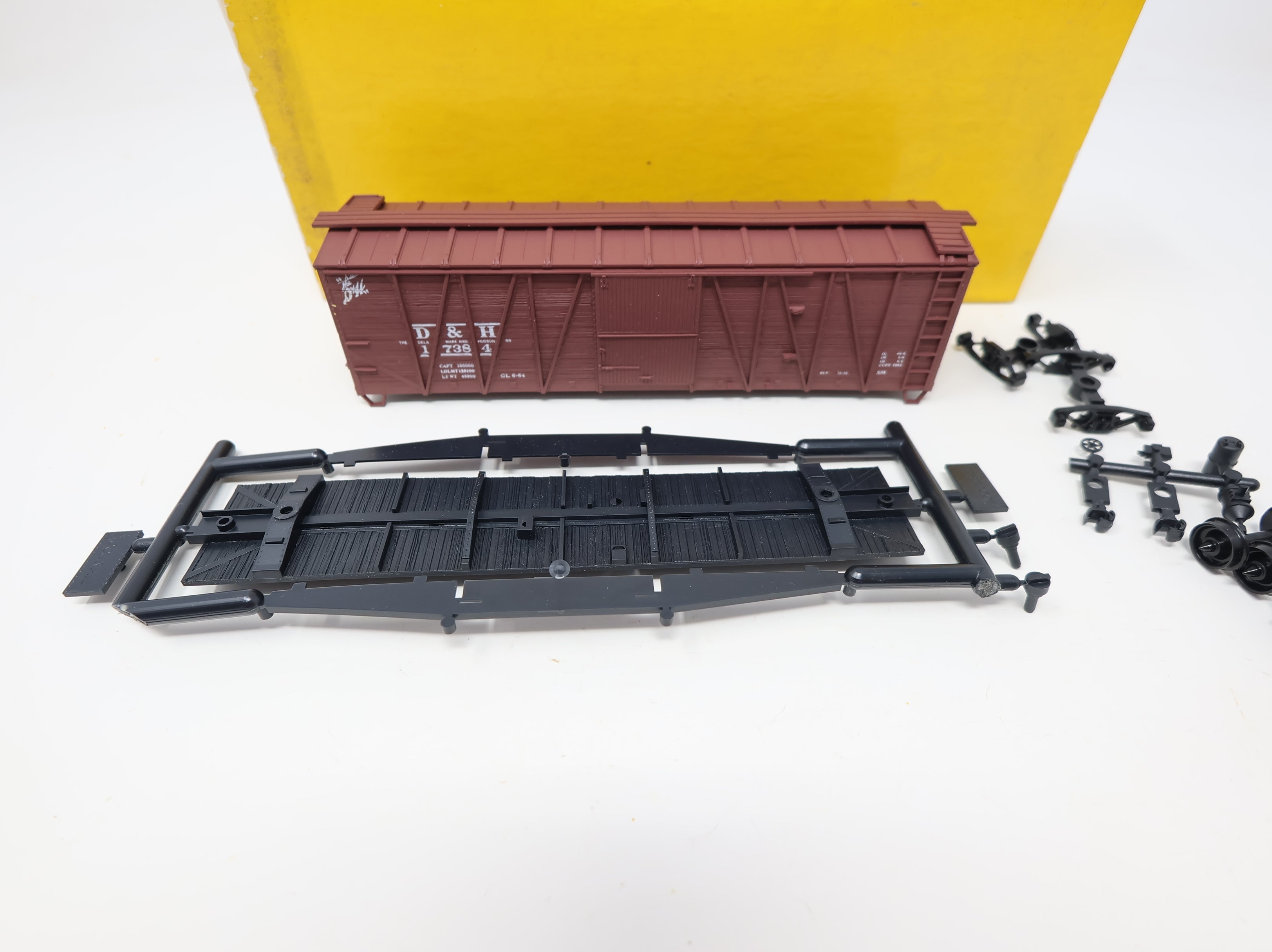 USED Accurail 4202 HO Scale 40' Wooden Box Car Delaware and Hudson DH #17384 KIT