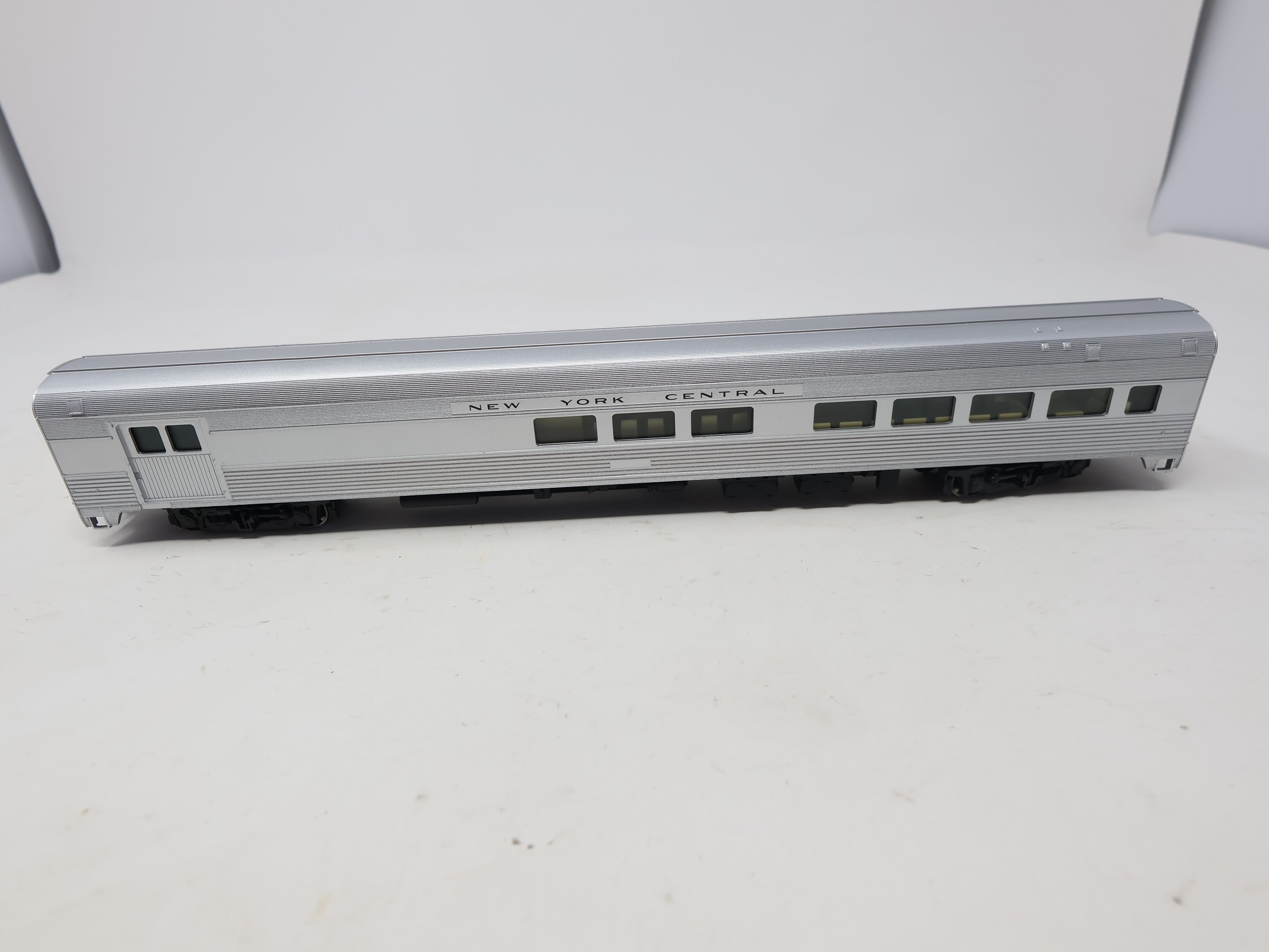 USED WalthersMainline 910-30055 HO Scale, 85' Budd Baggage-Lounge Passenger Car, New York Central