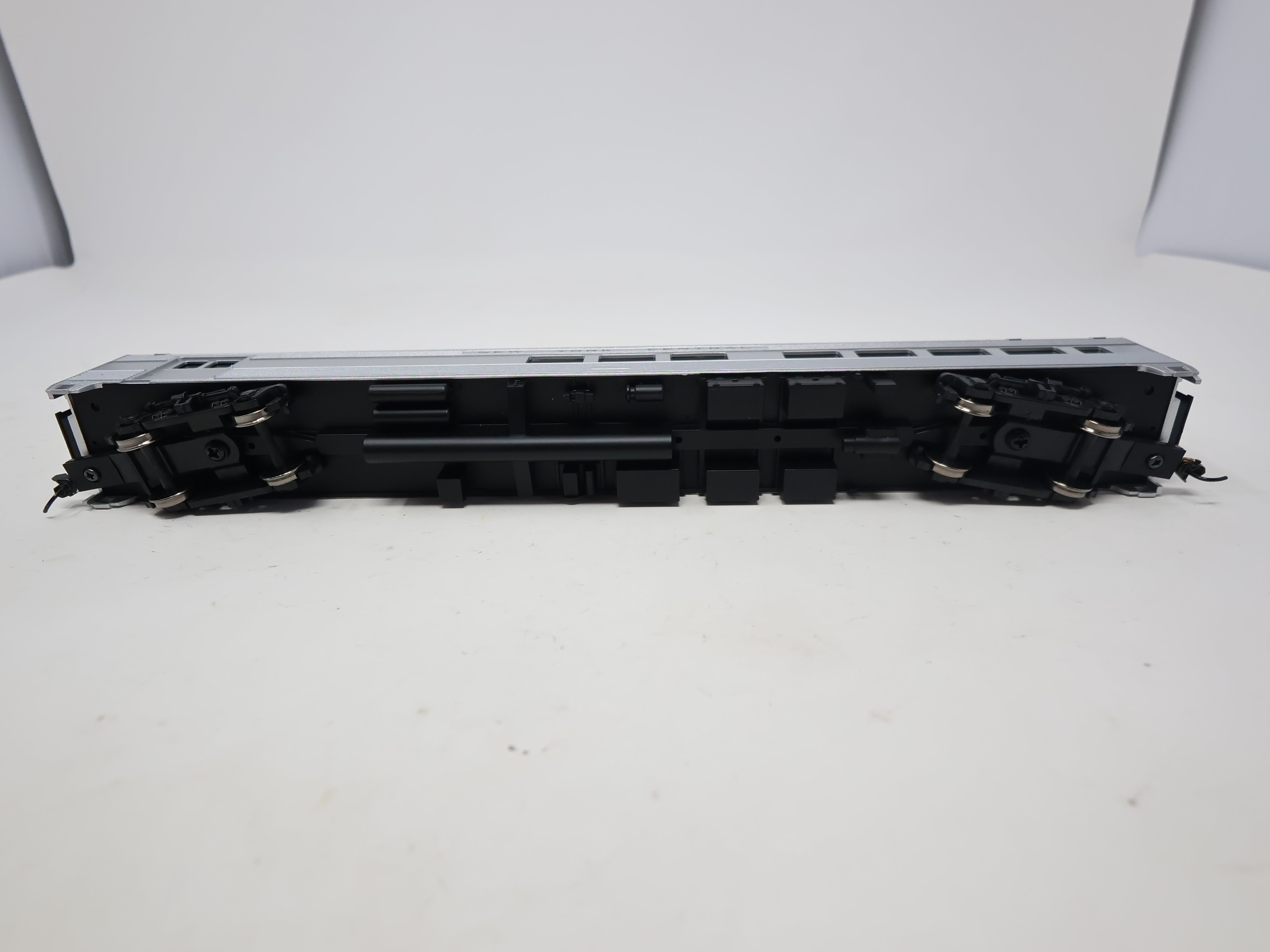 USED WalthersMainline 910-30055 HO Scale, 85' Budd Baggage-Lounge Passenger Car, New York Central