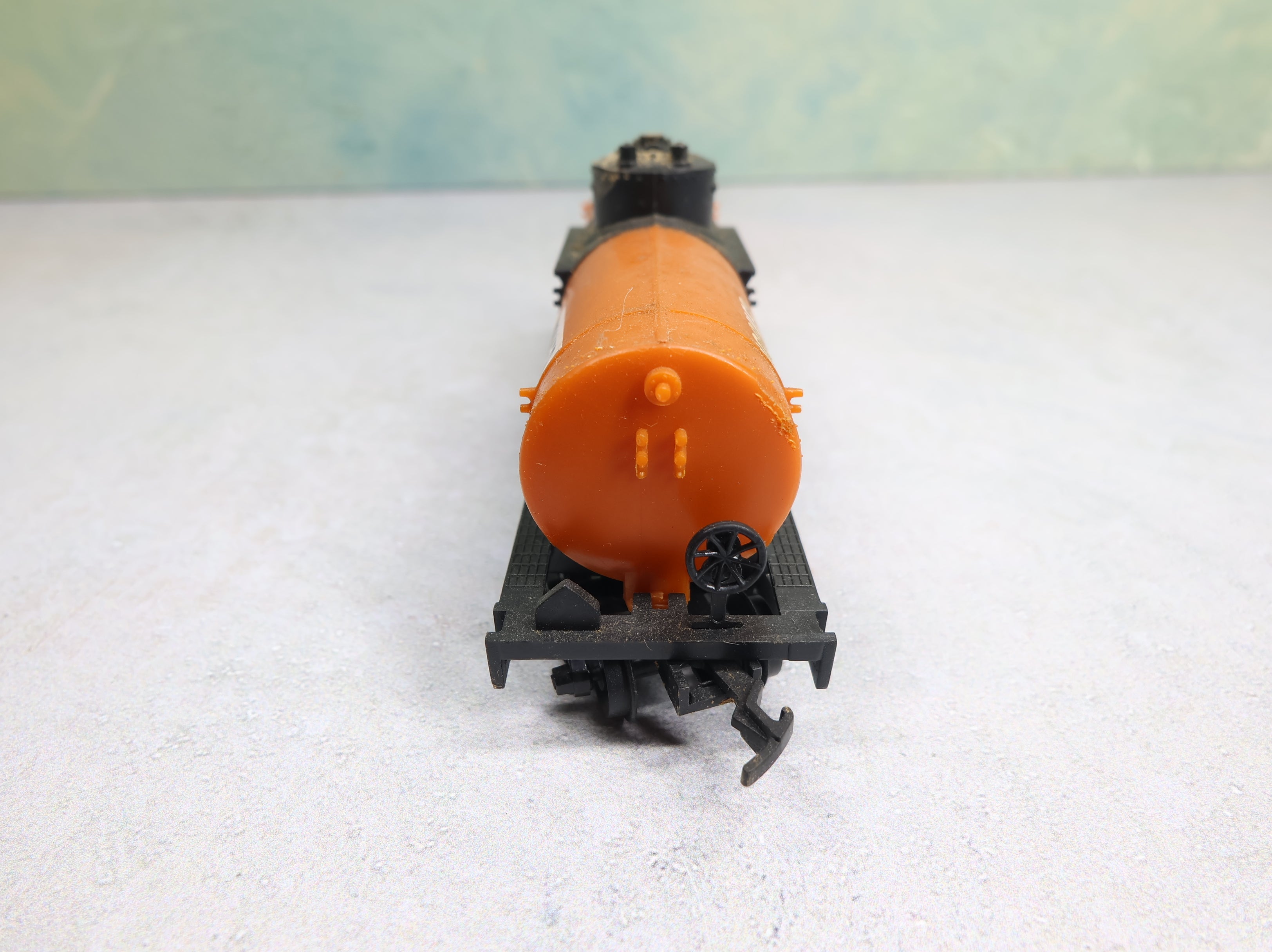 USED Life-Like HO Scale Single Dome Tank Car Hooker Chemical SHPX #5867