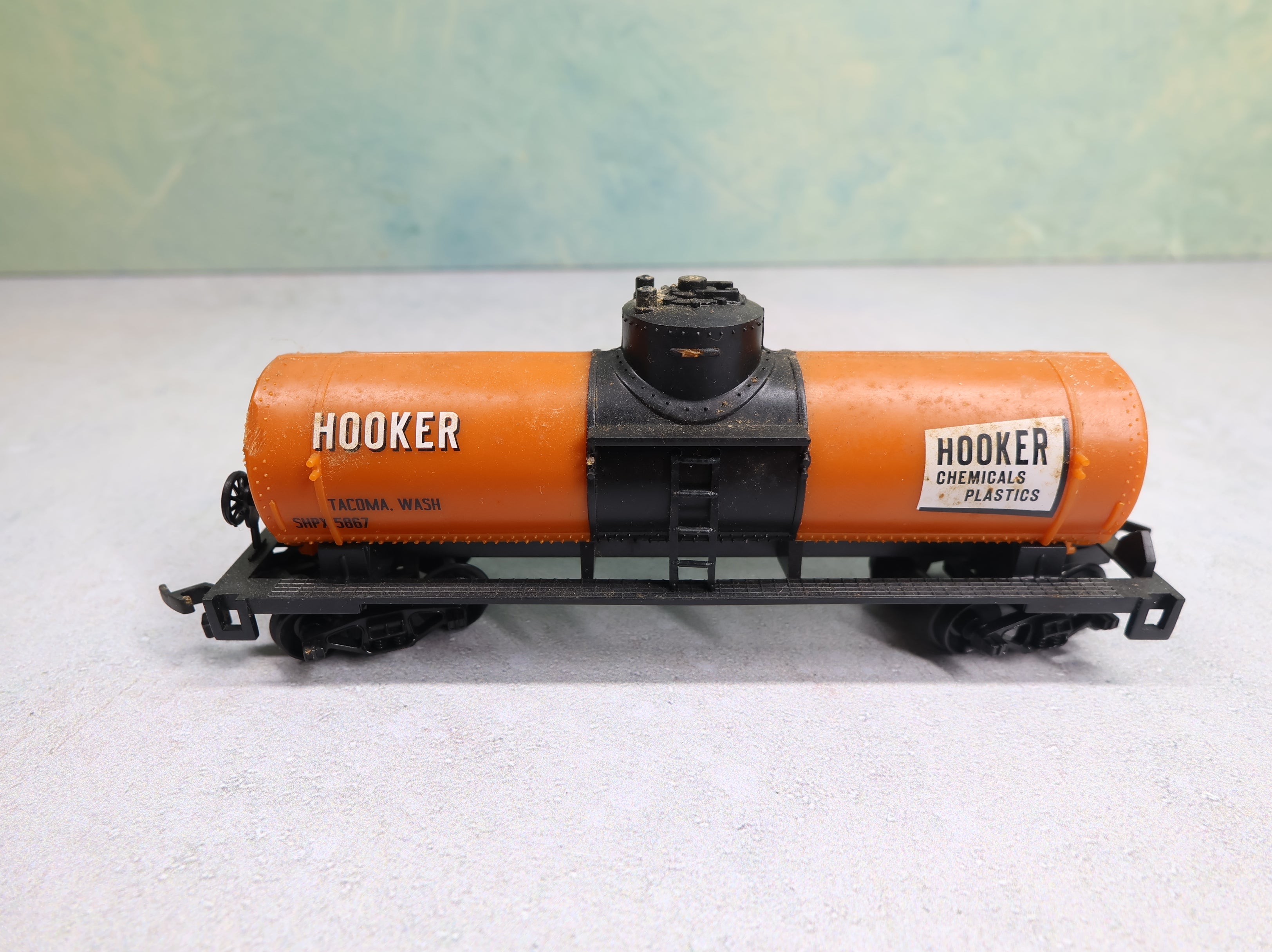 USED Life-Like HO Scale Single Dome Tank Car Hooker Chemical SHPX #5867