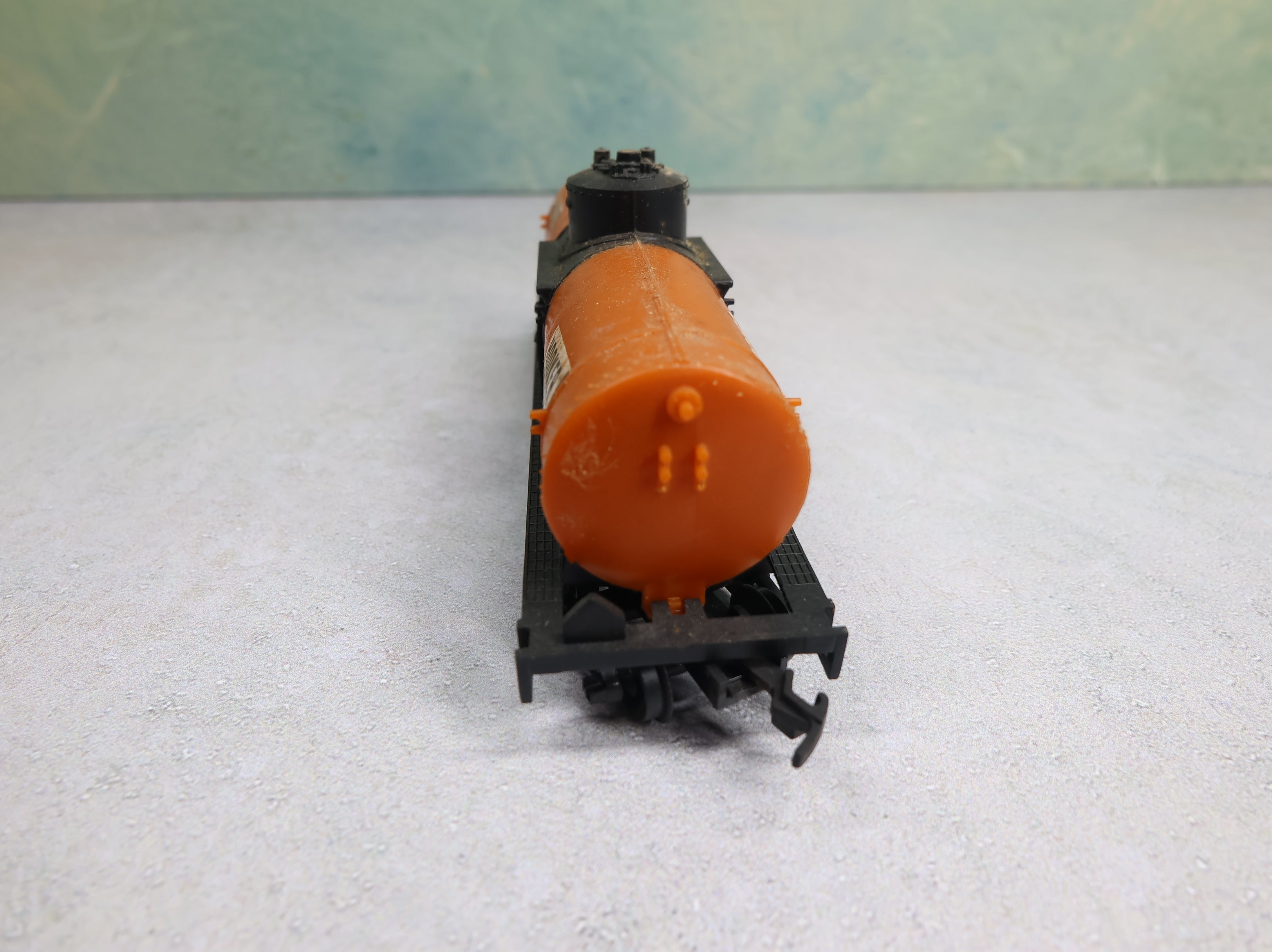 USED Life-Like HO Scale Single Dome Tank Car Hooker Chemical SHPX #5867