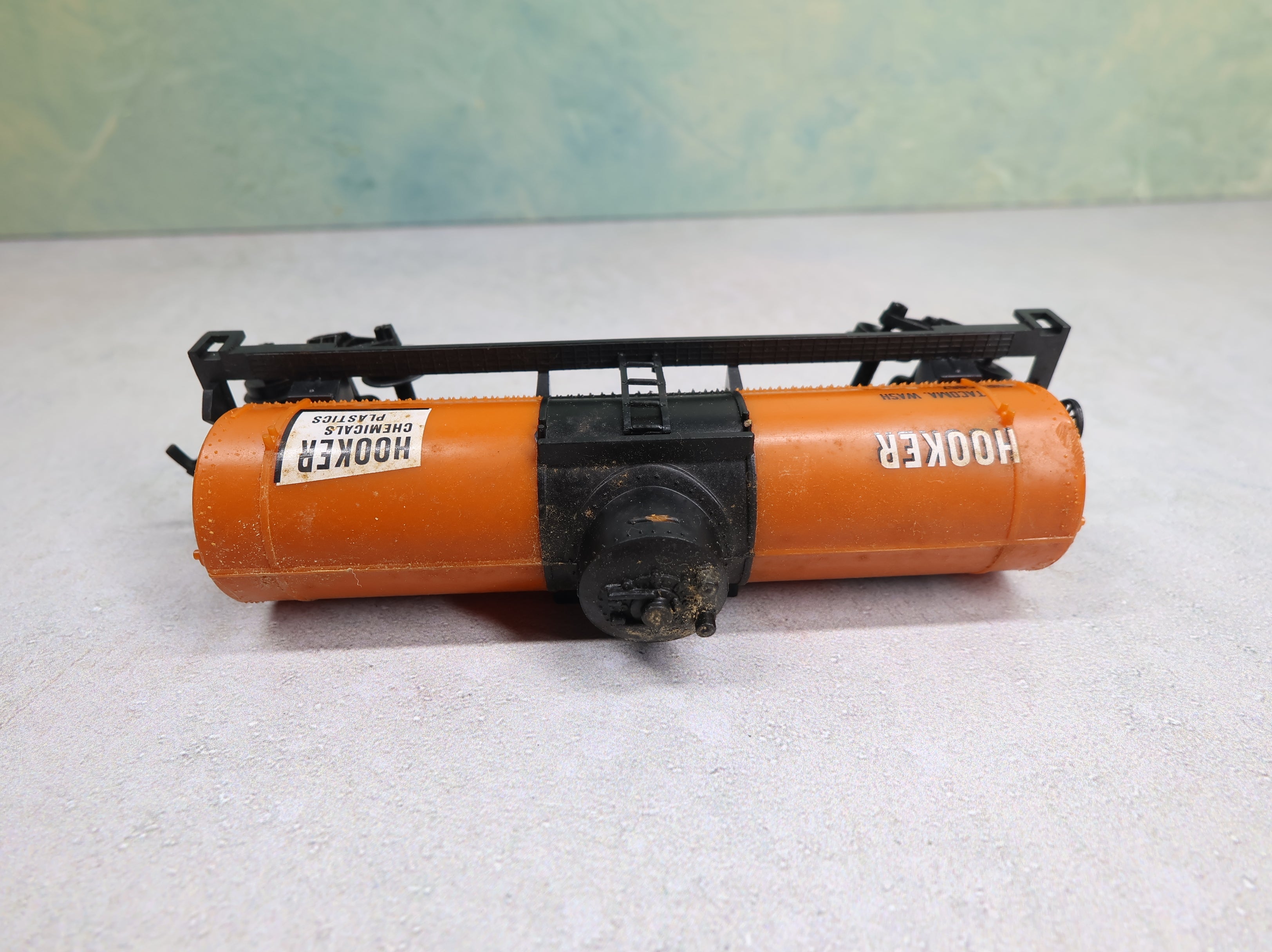 USED Life-Like HO Scale Single Dome Tank Car Hooker Chemical SHPX #5867