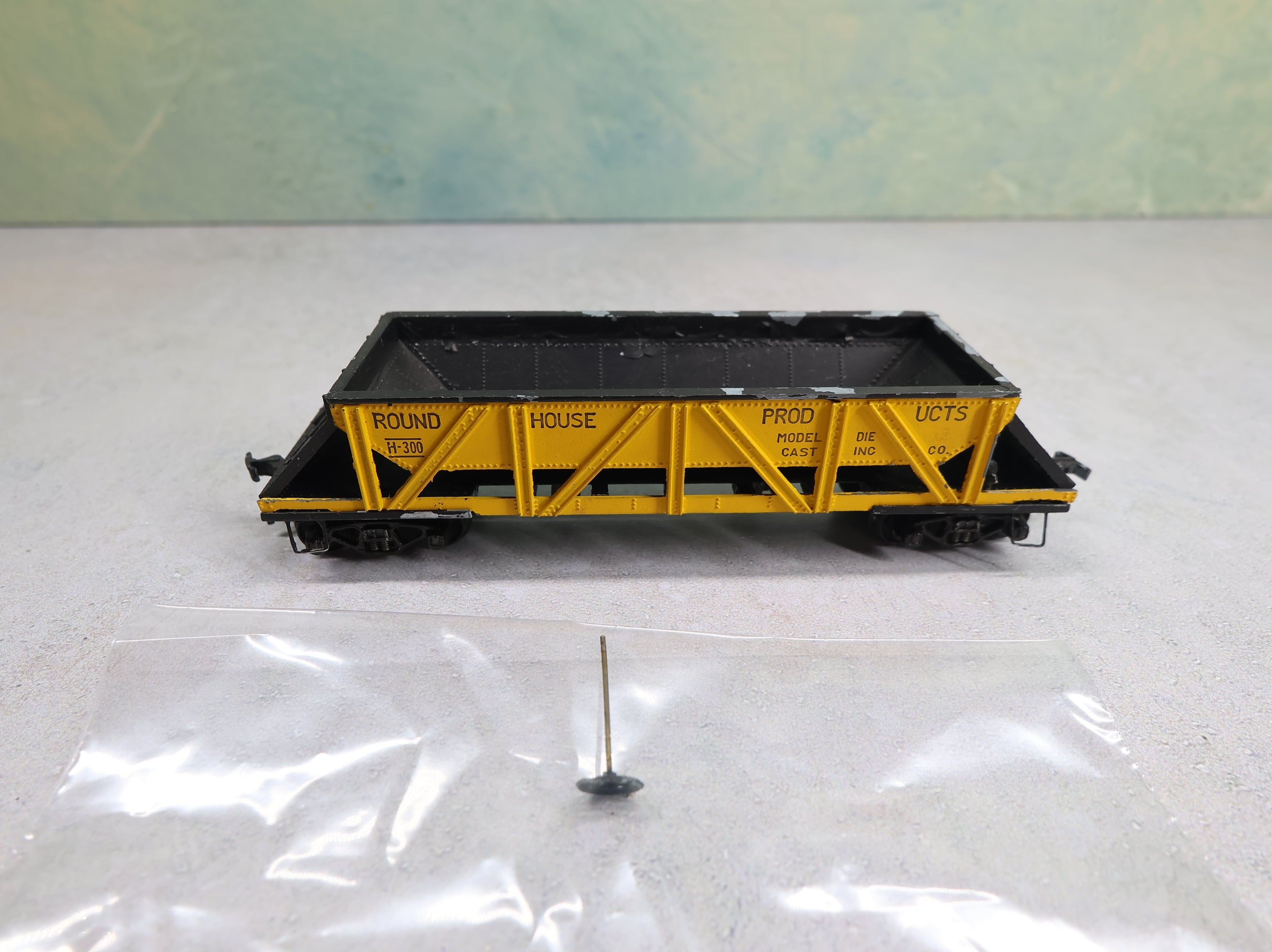 USED Roundhouse HO Scale Operating Die-Cast Sand & Gravel Hopper #H-300