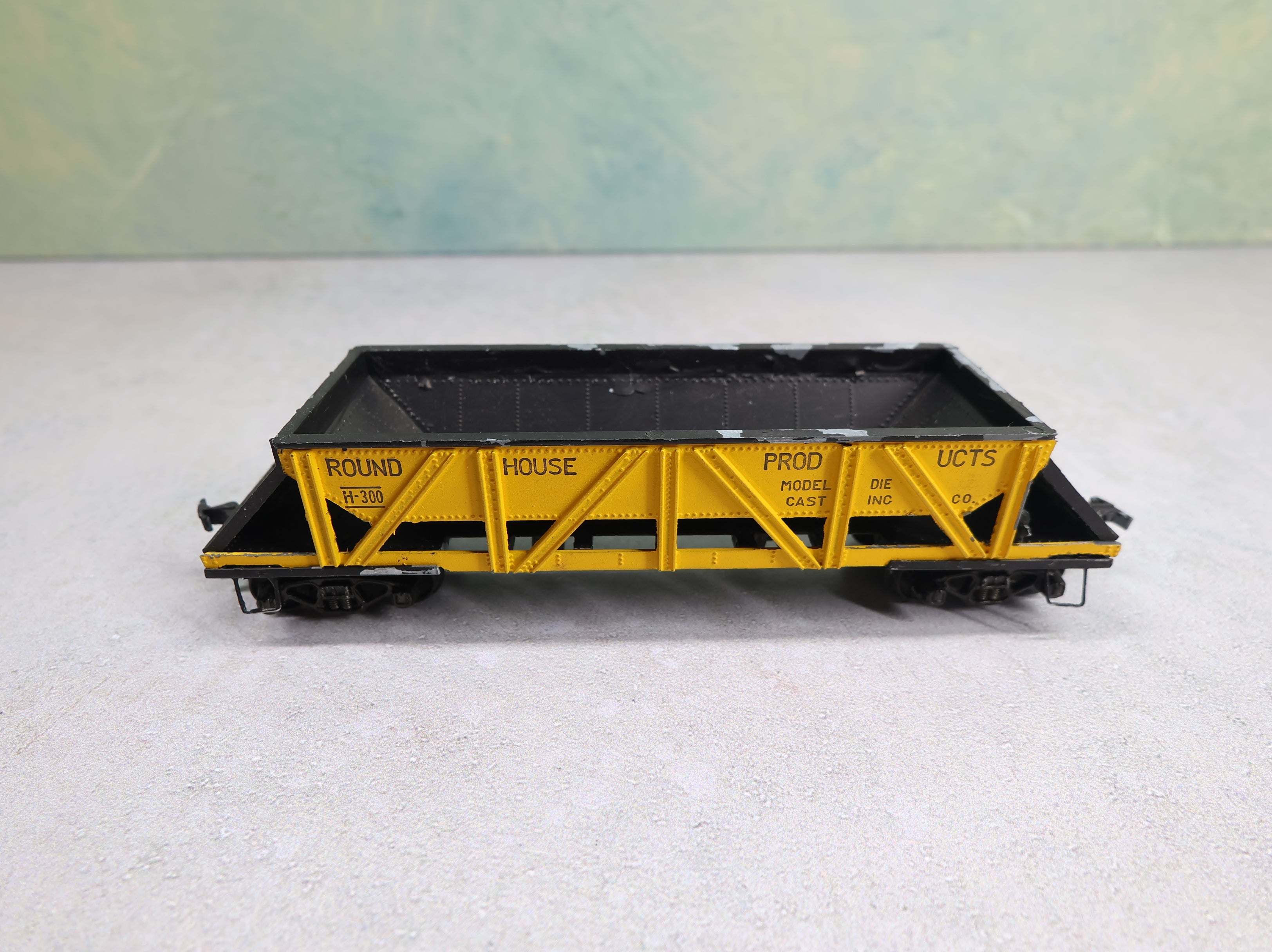 USED Roundhouse HO Scale Operating Die-Cast Sand & Gravel Hopper #H-300