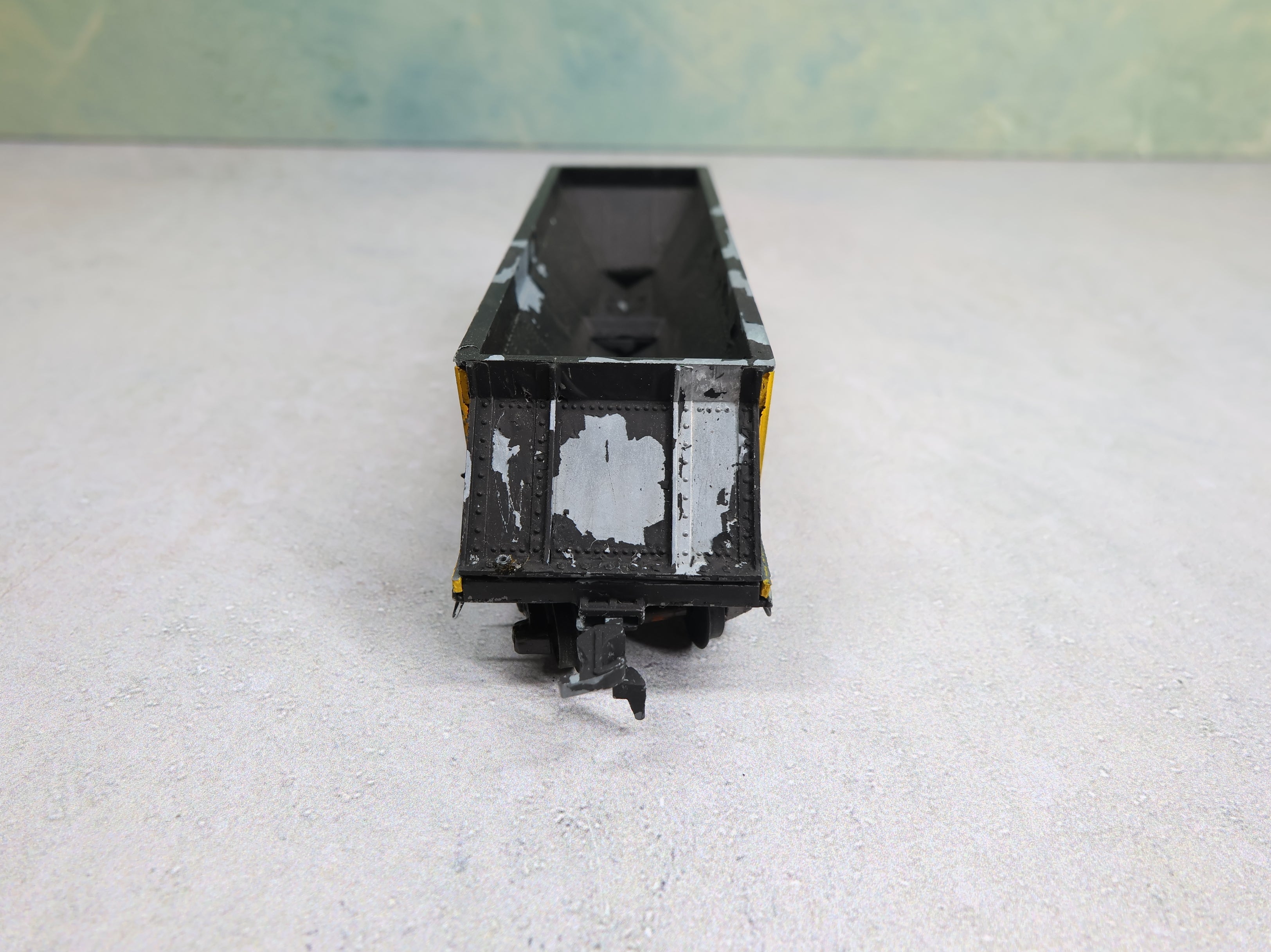 USED Roundhouse HO Scale Operating Die-Cast Sand & Gravel Hopper #H-300