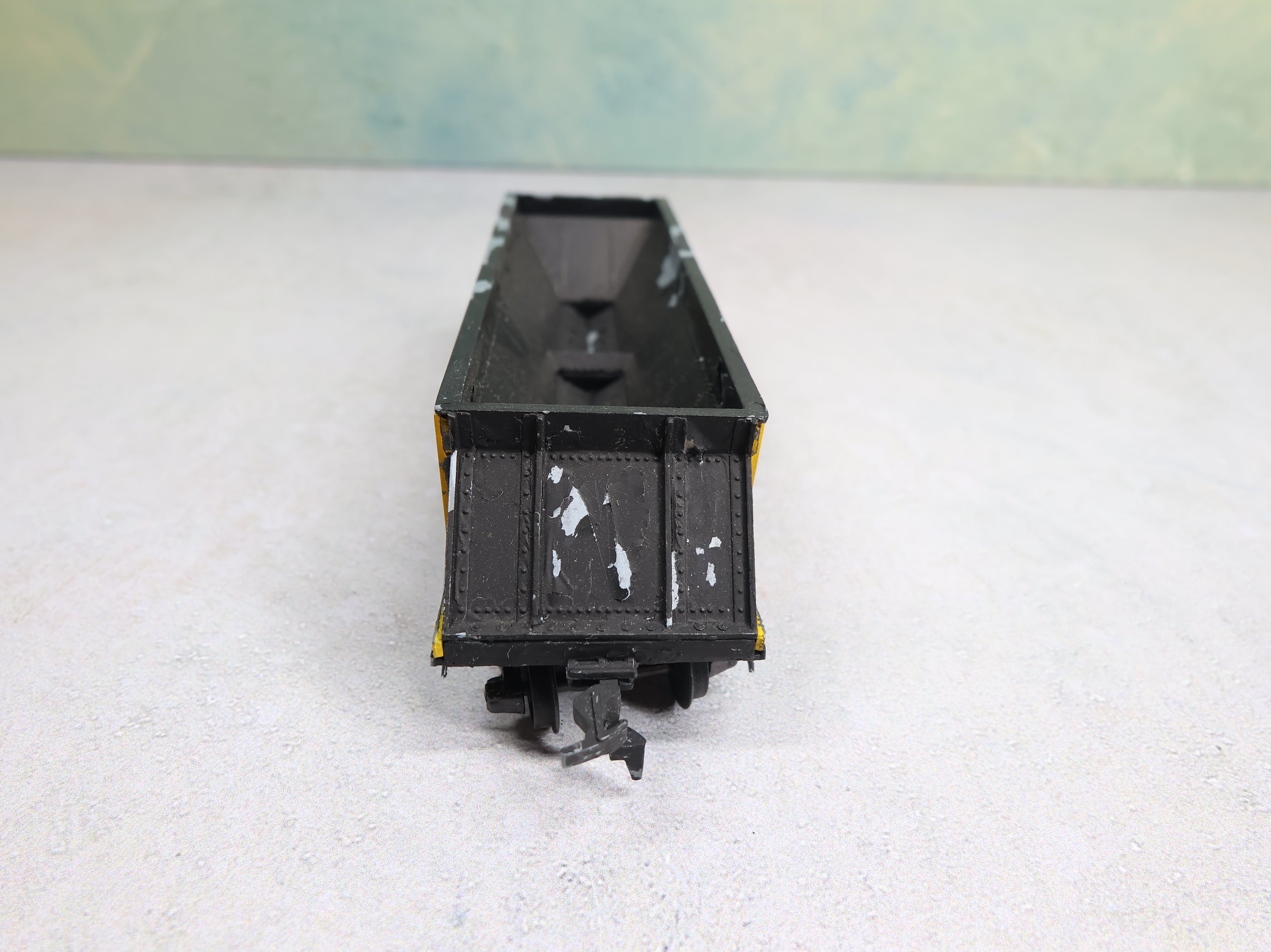 USED Roundhouse HO Scale Operating Die-Cast Sand & Gravel Hopper #H-300