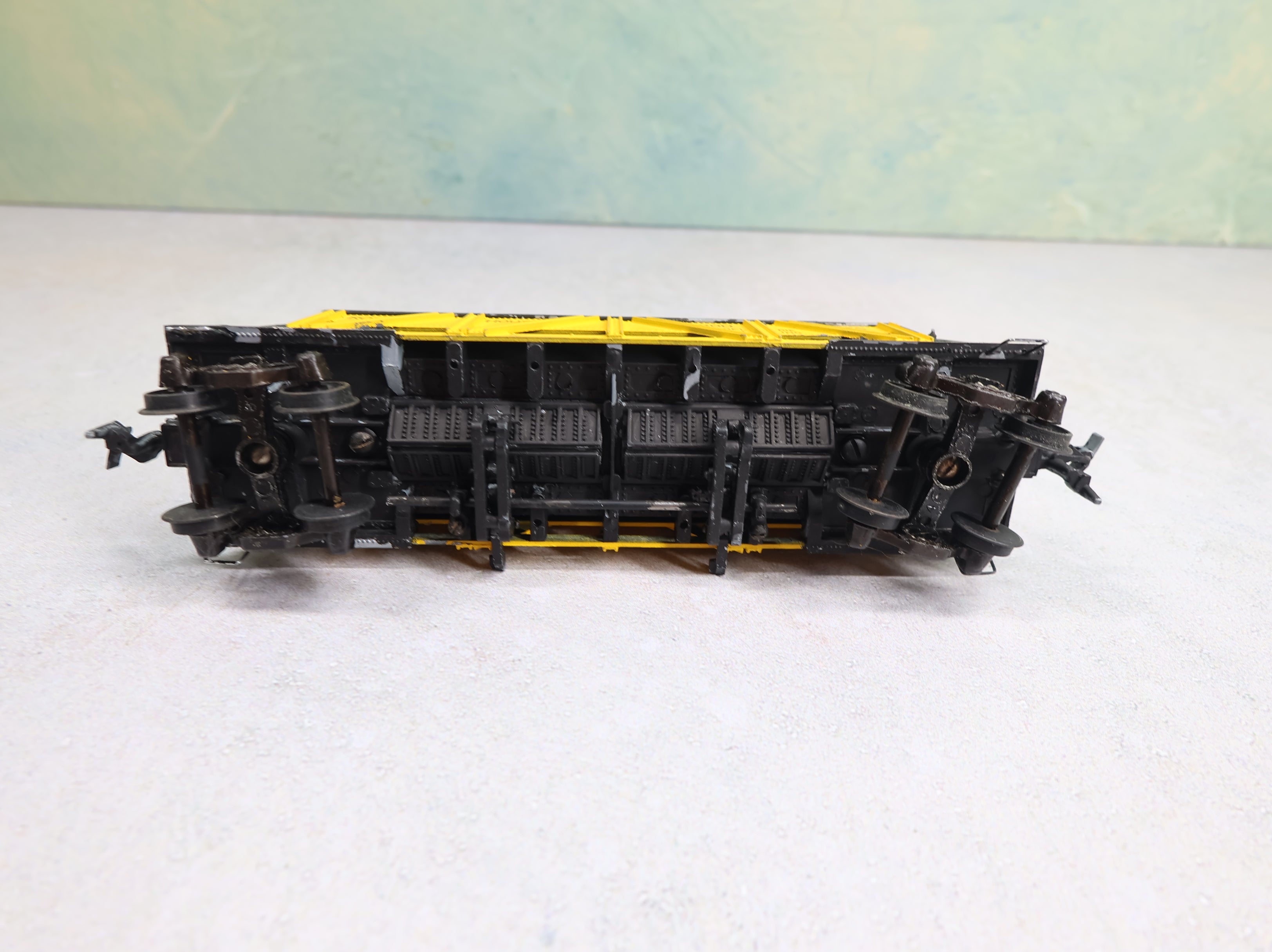 USED Roundhouse HO Scale Operating Die-Cast Sand & Gravel Hopper #H-300