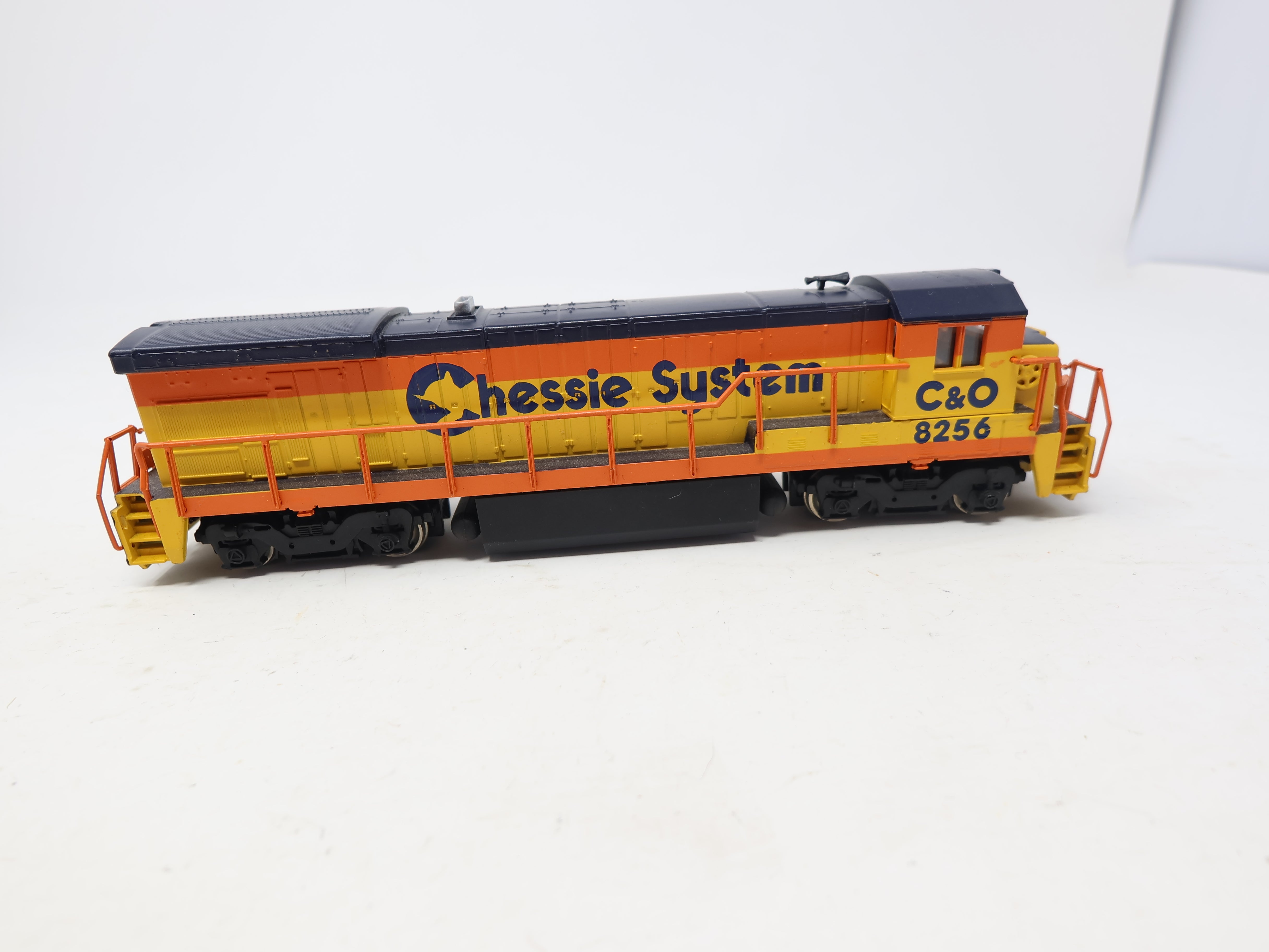 USED Bachmann HO Scale, B23-7 Diesel Locomotive, Chessie System C&O #8256 (DC)