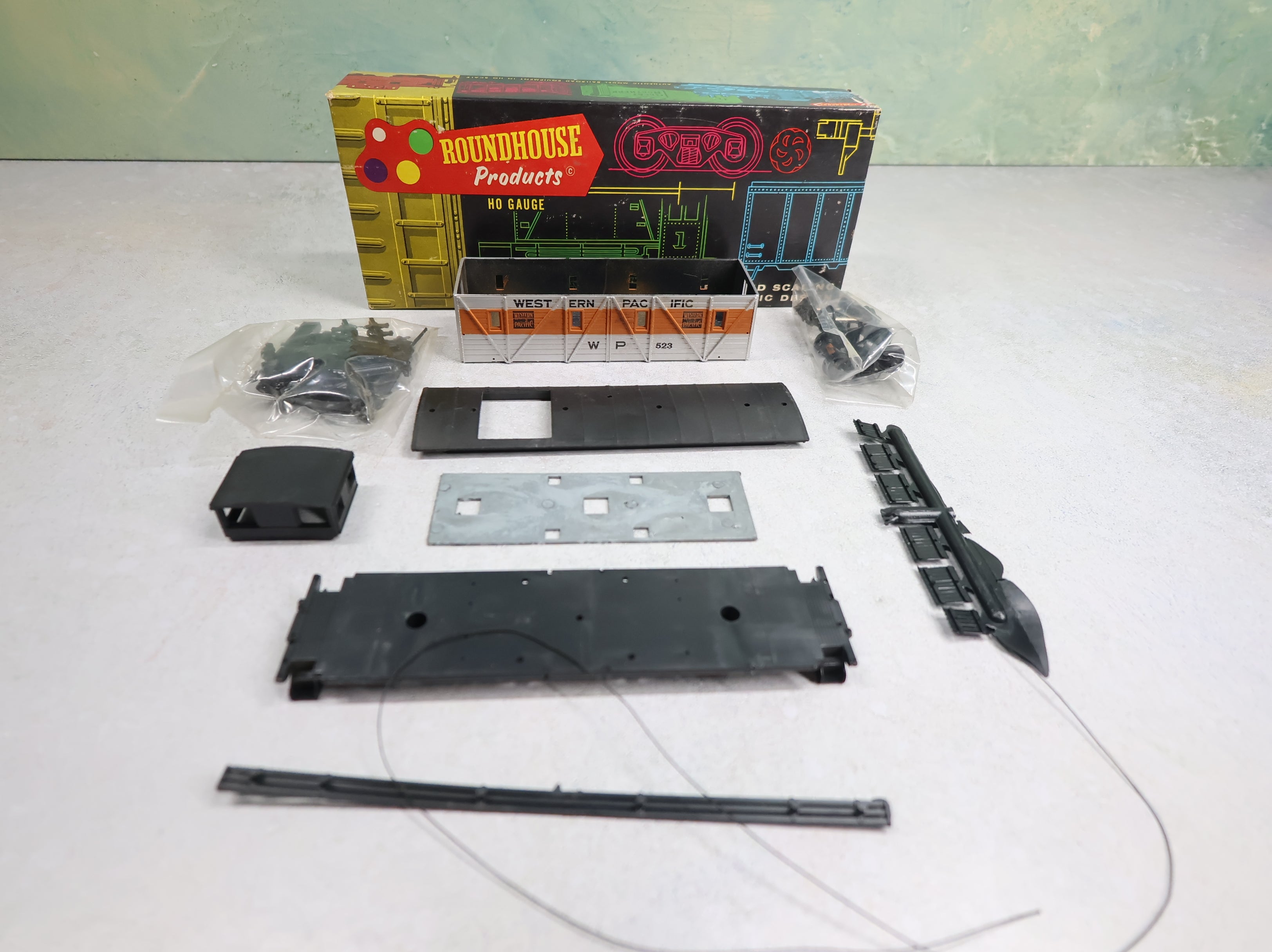USED Roundhouse HO Scale Outside Braced Wooden Caboose Western Pacific WP #523 KIT