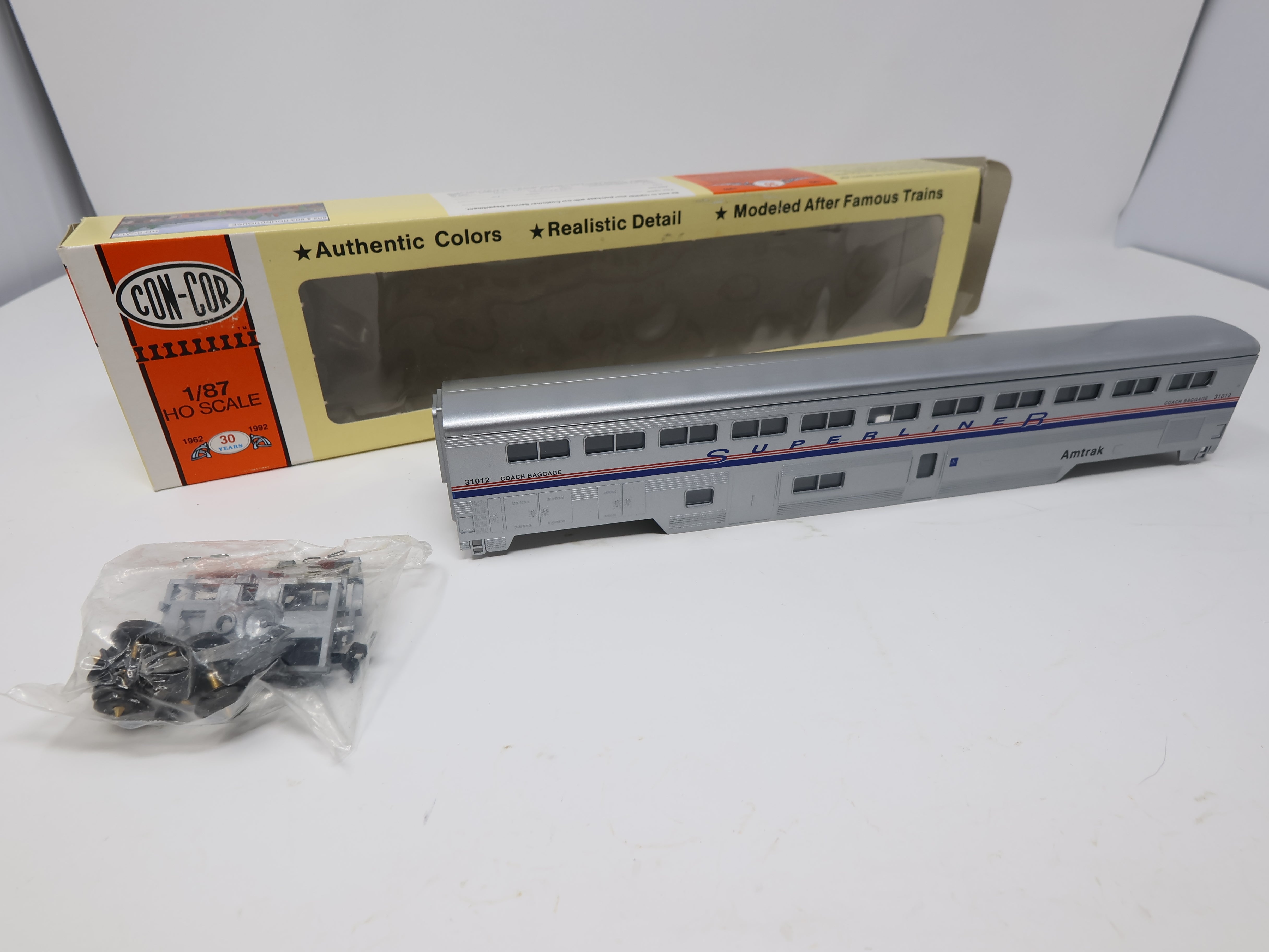 USED Con-Cor HO Scale, Superliner Coach Baggage Car Phase 4 Scheme, Amtrak #31012
