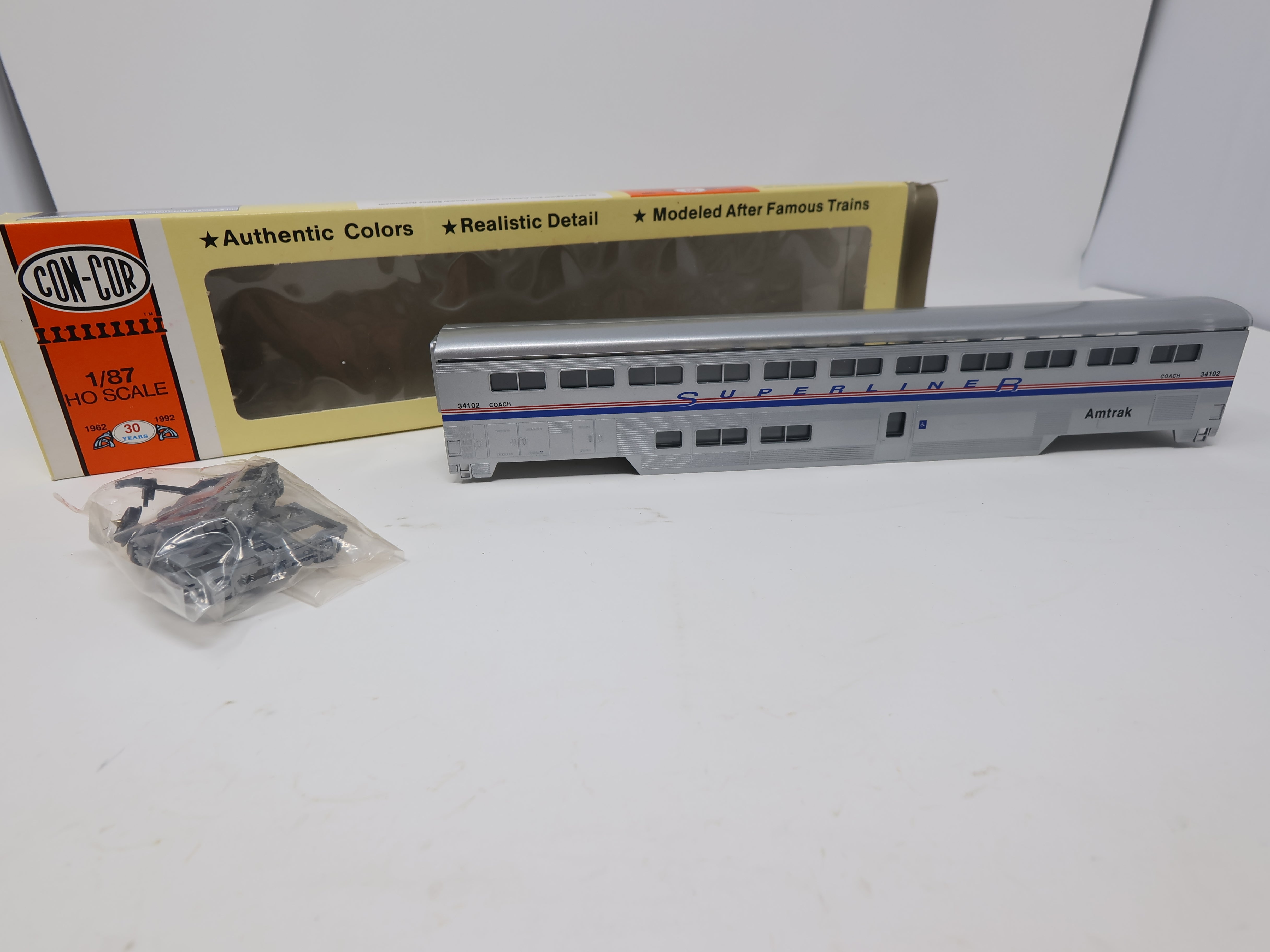 USED Con-Cor HO Scale, Superliner Coach Car Phase 4 Scheme, Amtrak #34102
