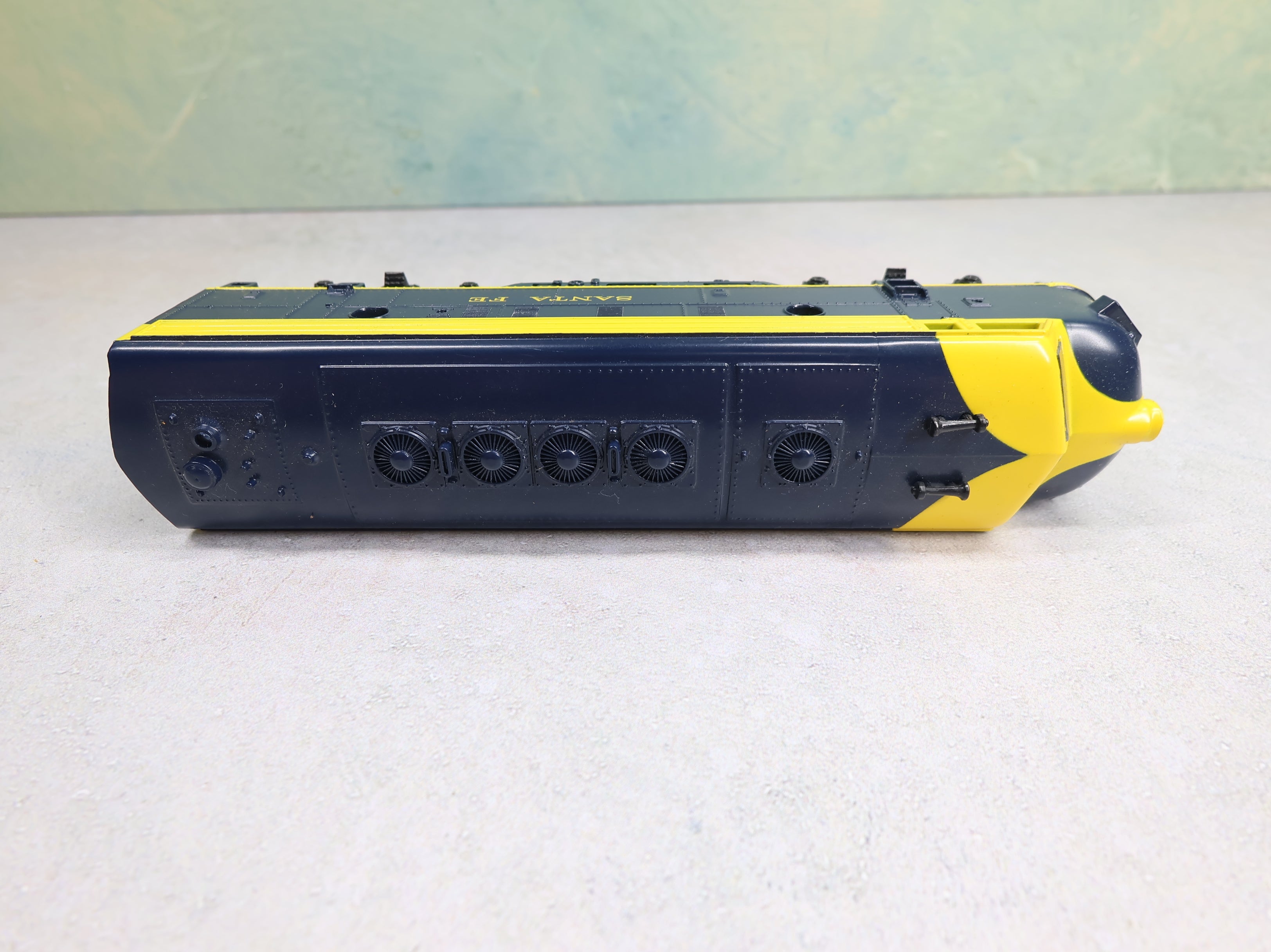USED Life-Like HO Scale Diesel Locomotive A Unit Santa Fe Runs Great DC