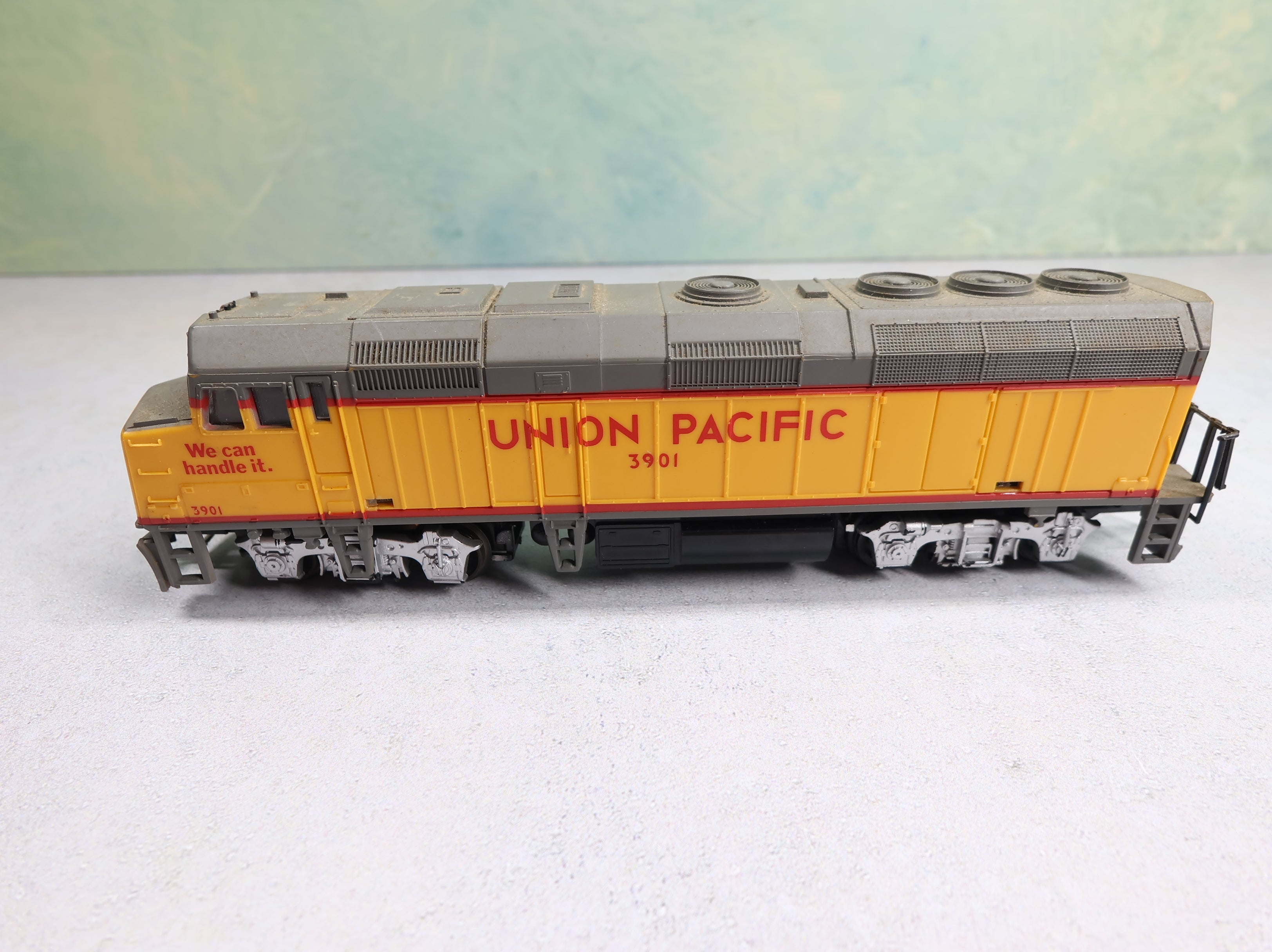 USED Life-Like HO Scale F40PH Diesel Locomotive Union Pacific #3901 Runs DC