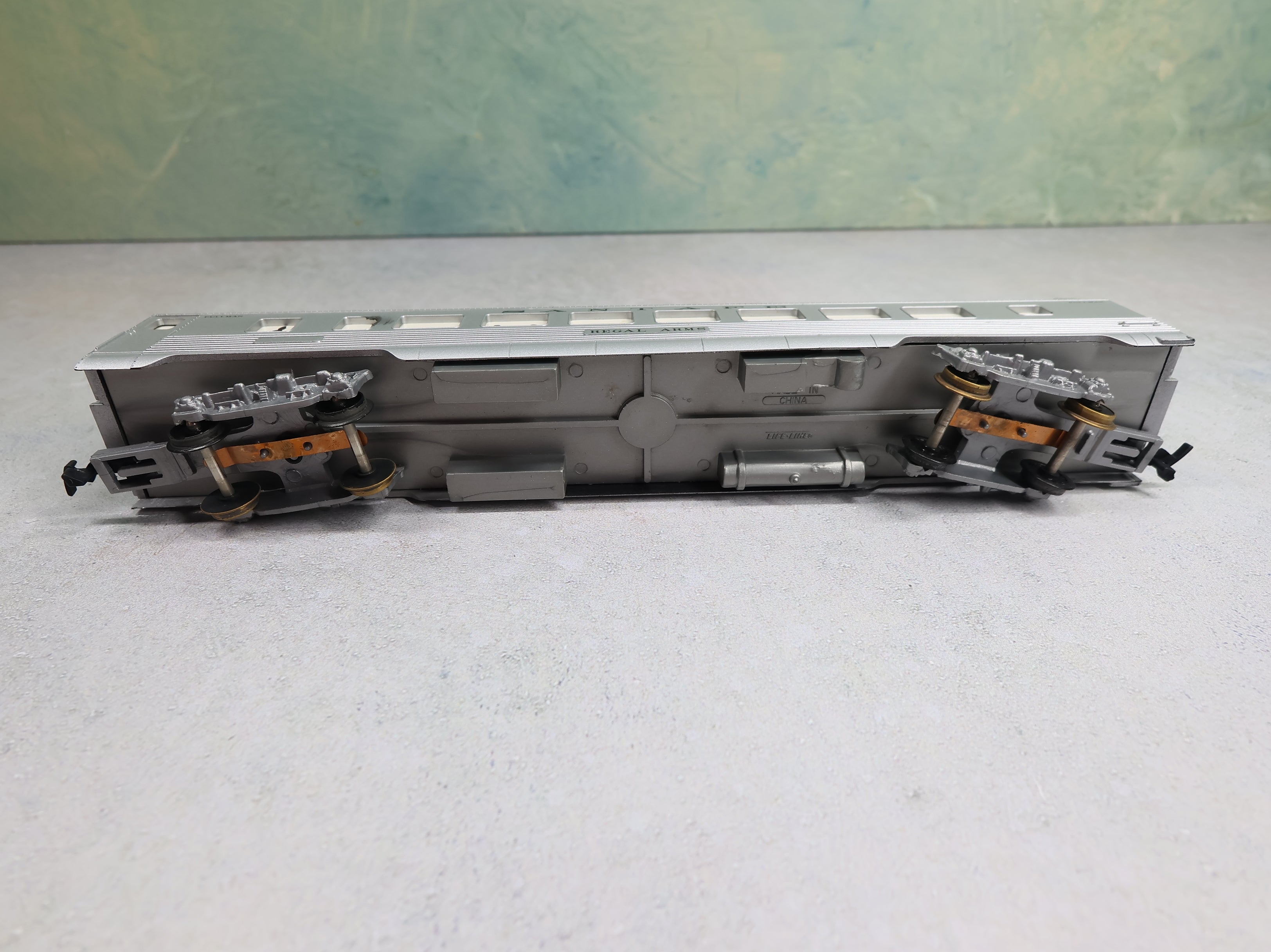 USED Life-Like HO Scale Aluminum Coach Passenger Car Santa Fe Regal Arms
