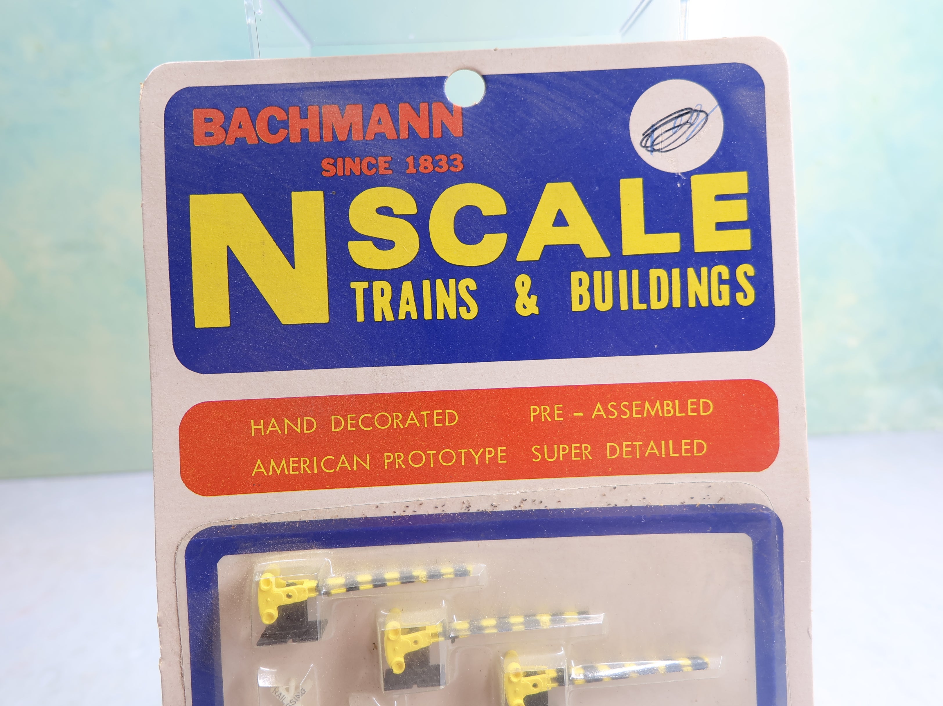 Bachmann 7004 N Scale Crossing Signals and Gates (12 pcs)