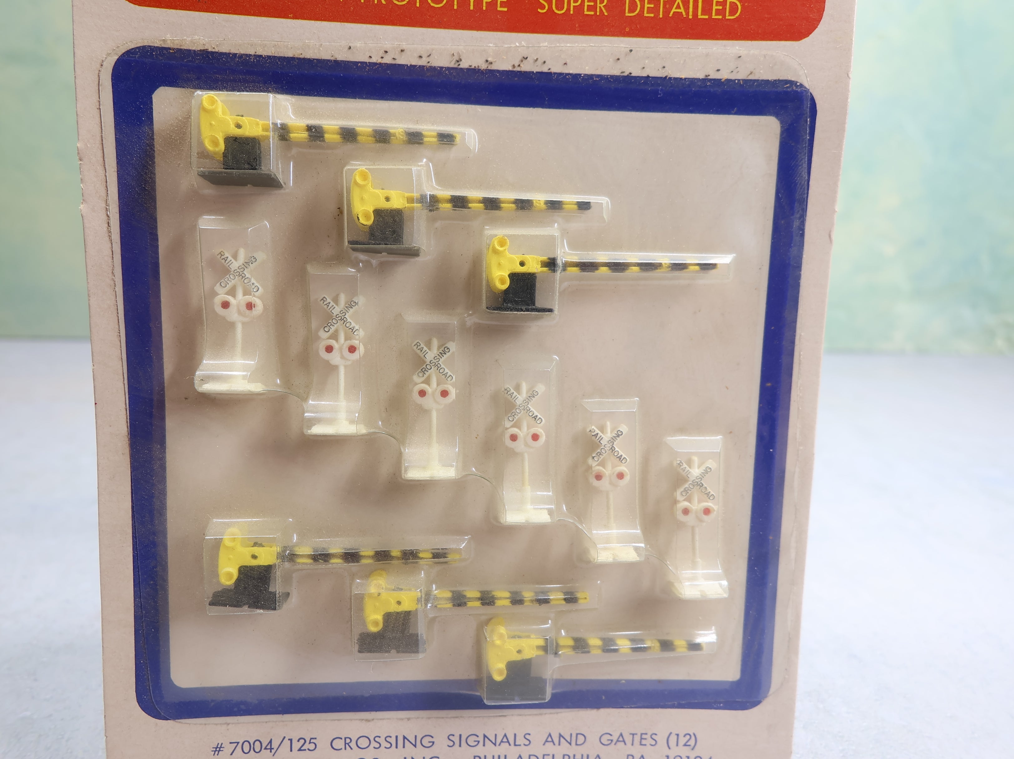 Bachmann 7004 N Scale Crossing Signals and Gates (12 pcs)