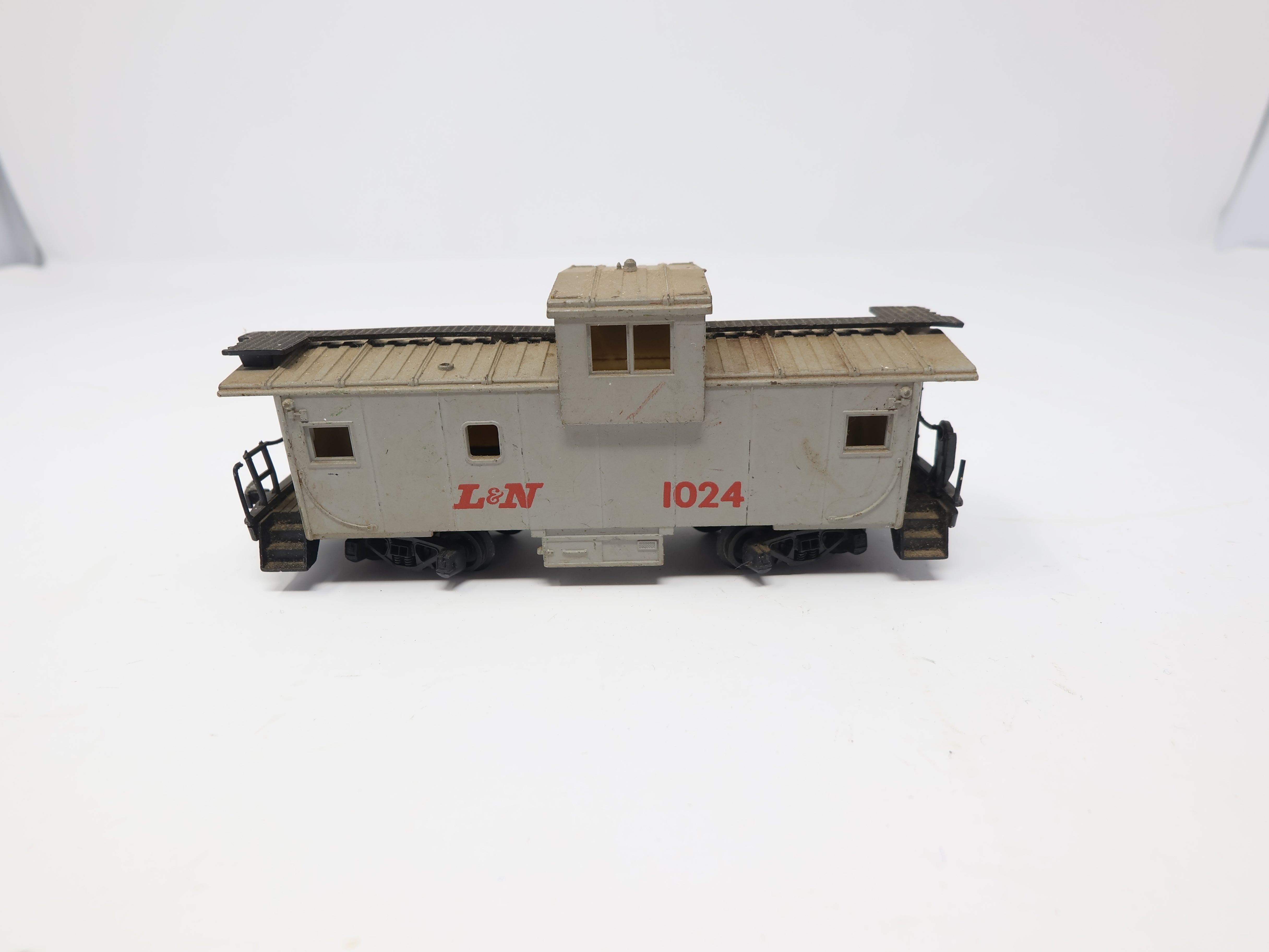 USED ROCO HO Scale, Caboose, Louisville & Nashville L&N #1024