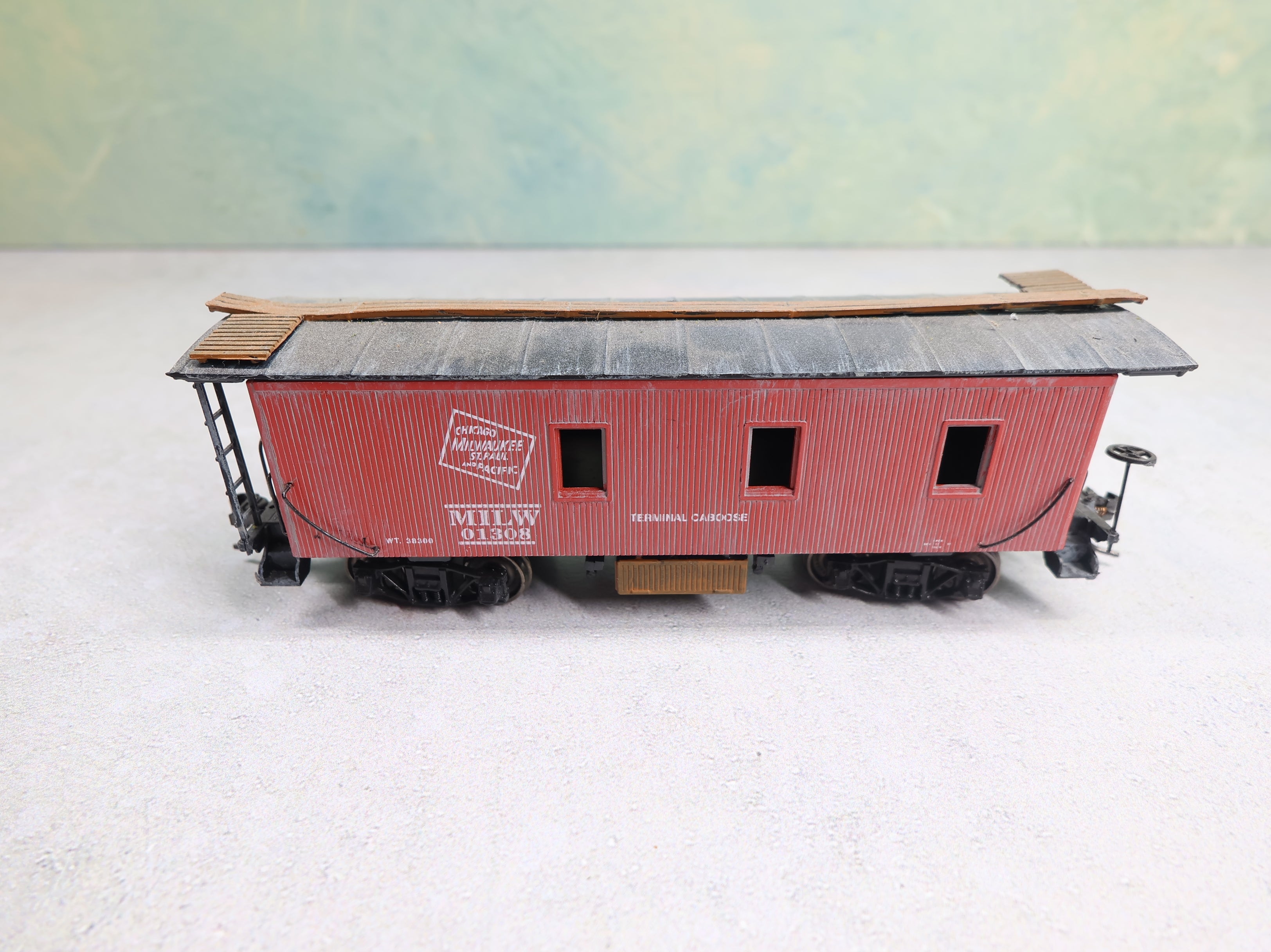 USED HO Scale Wooden Terminal Caboose Milwaukee Road MILW #01308 Weathered w/ Figure