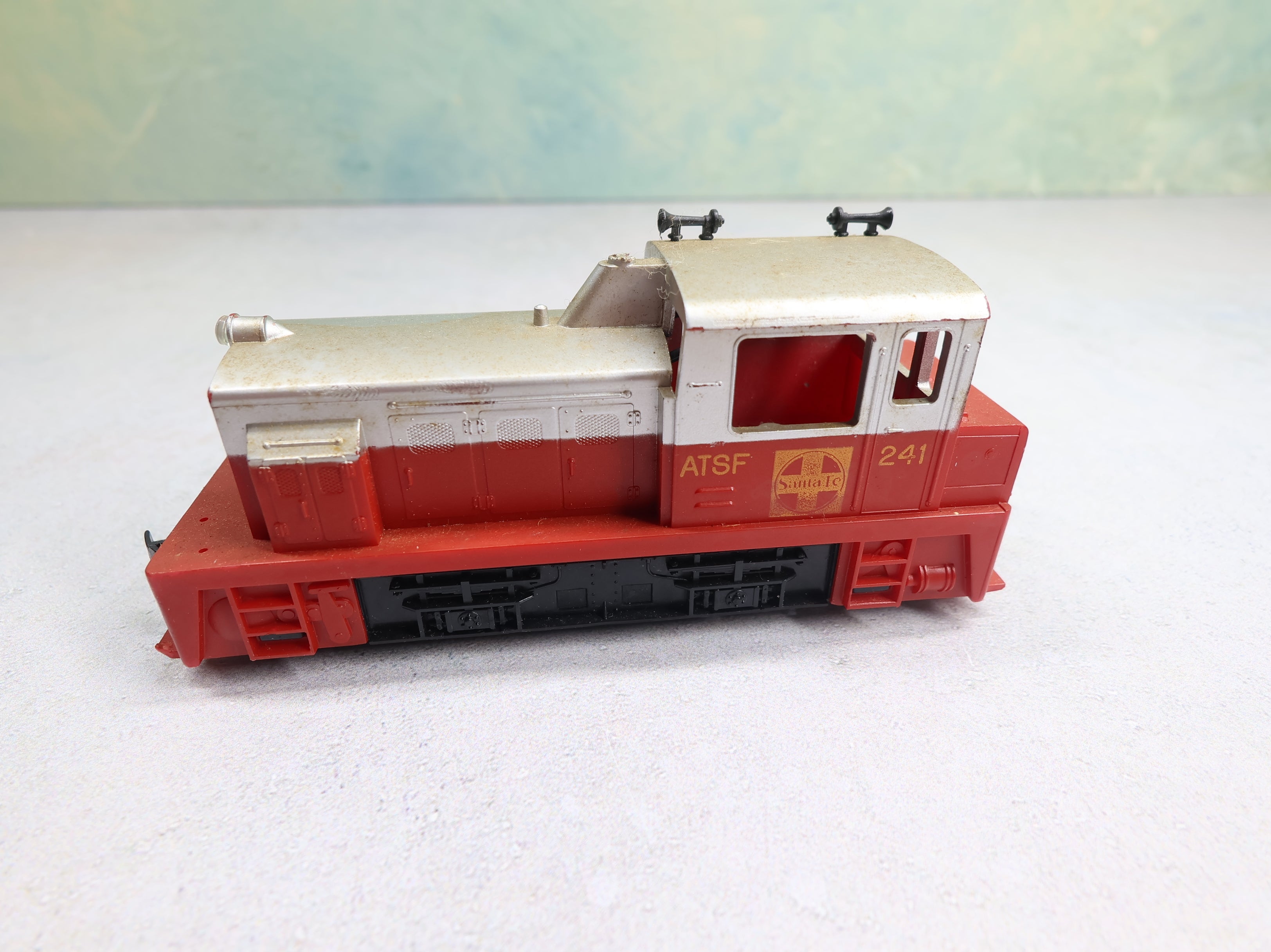 USED Tyco HO Scale Diesel Locomotive Switcher Santa Fe ATSF #241 Parts/Repairs DC