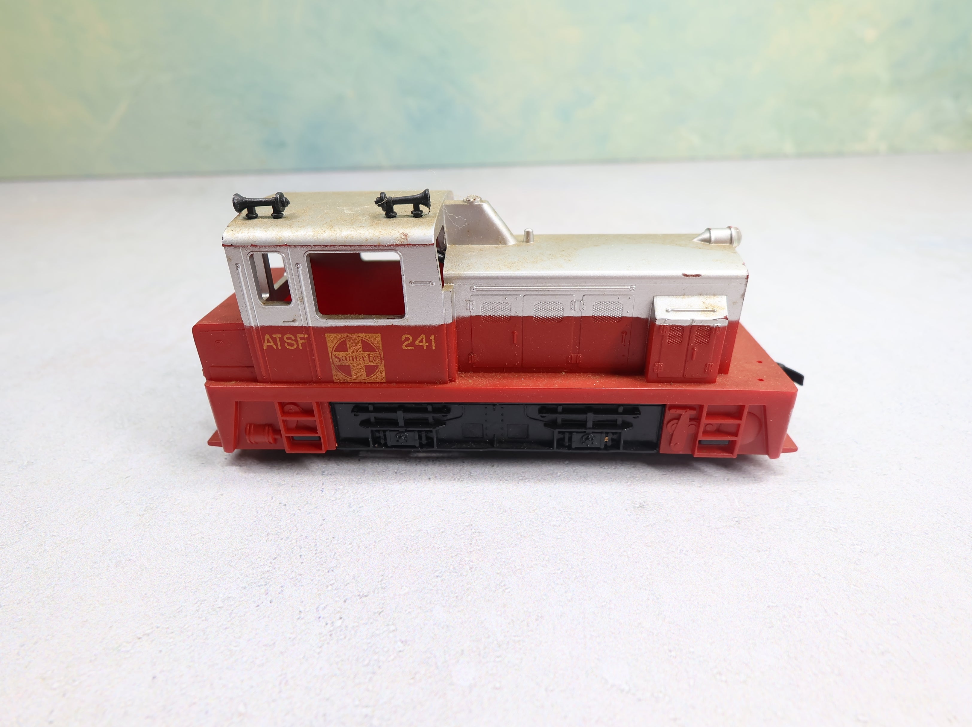 USED Tyco HO Scale Diesel Locomotive Switcher Santa Fe ATSF #241 Parts/Repairs DC