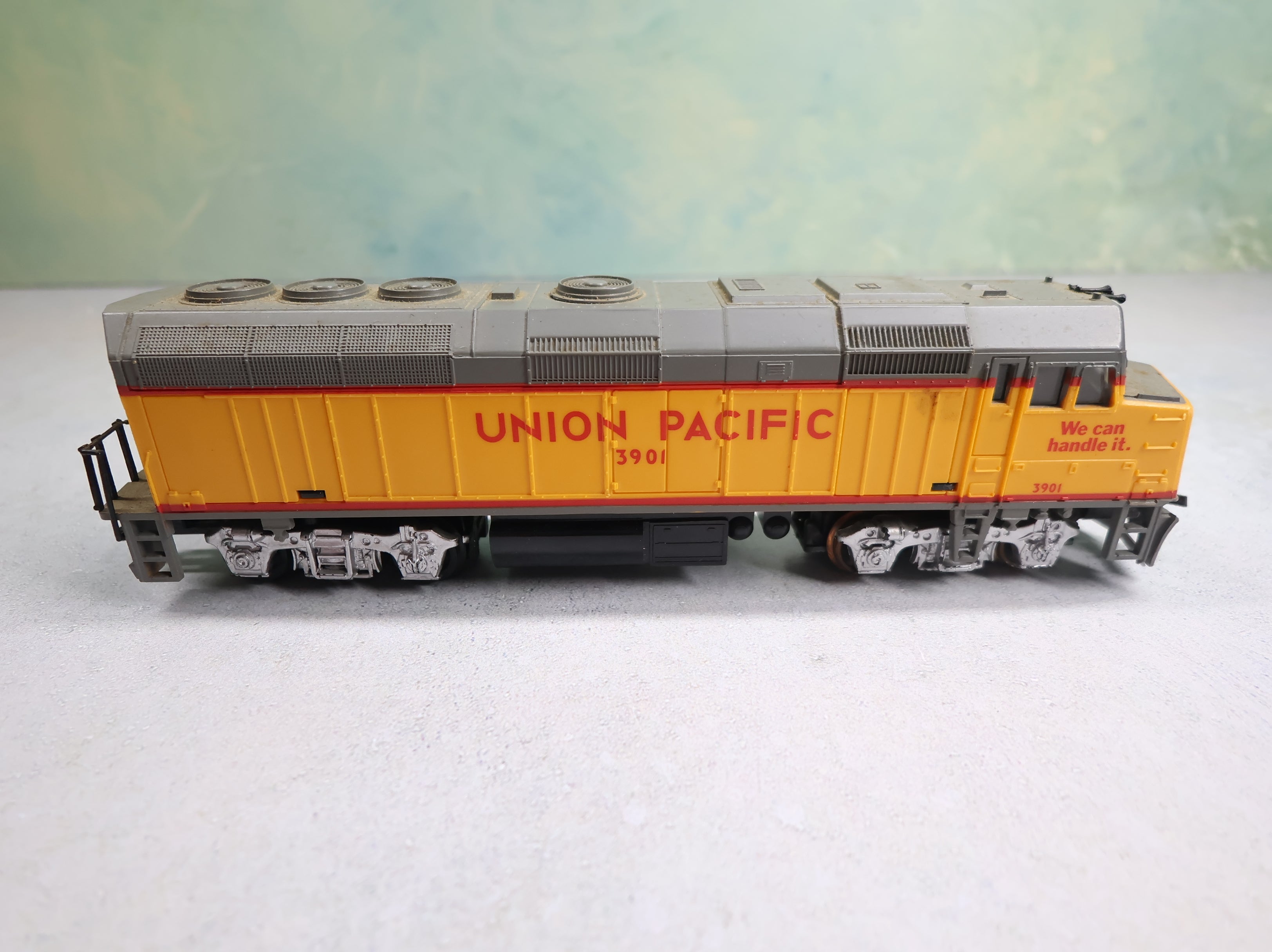 USED Life-Like HO Scale F40PH Diesel Locomotive Union Pacific #3901 Runs DC