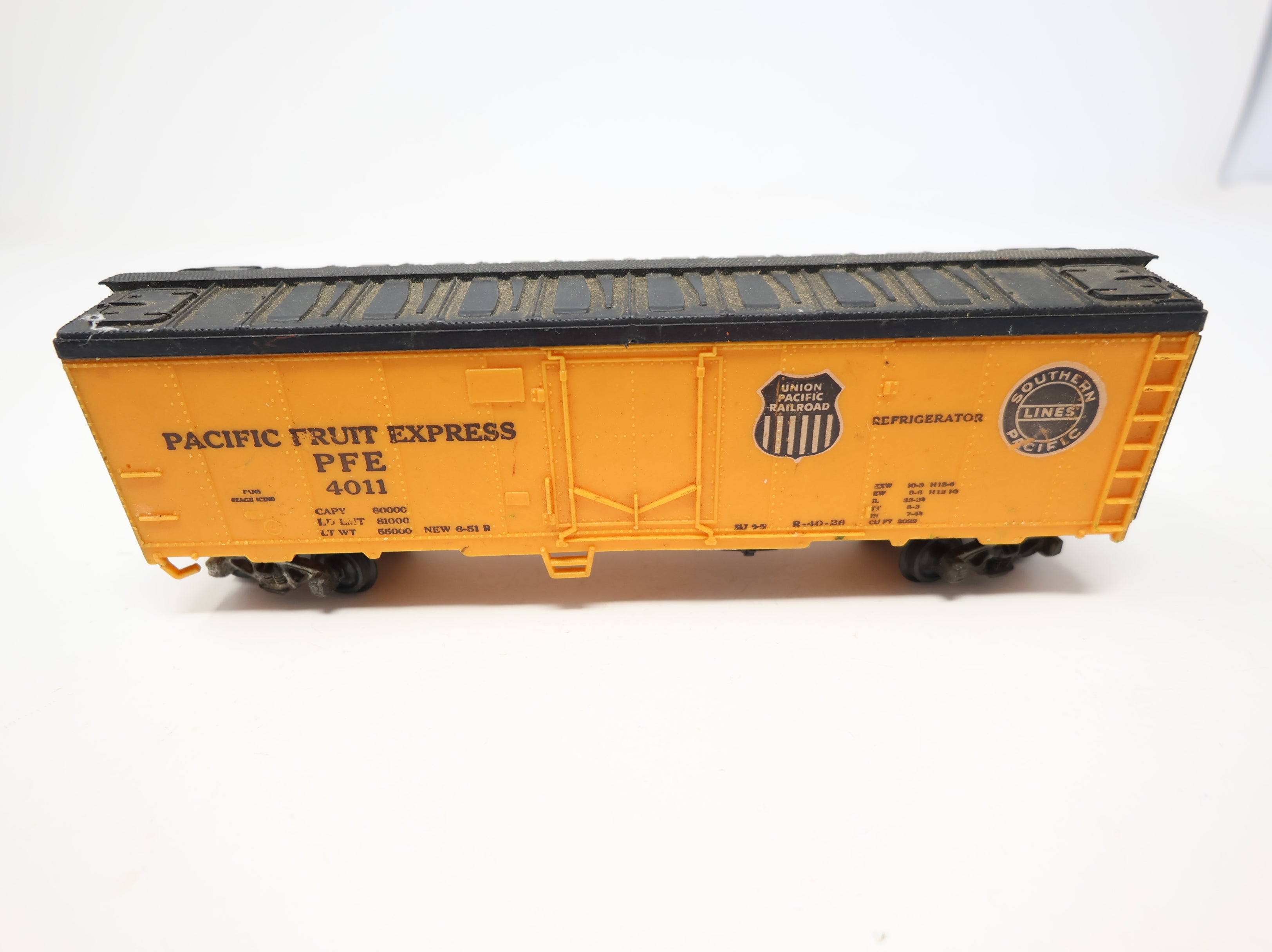 USED REVELL HO Scale 40' Reefer Box Car Pacific Fruit Express PFE #4011