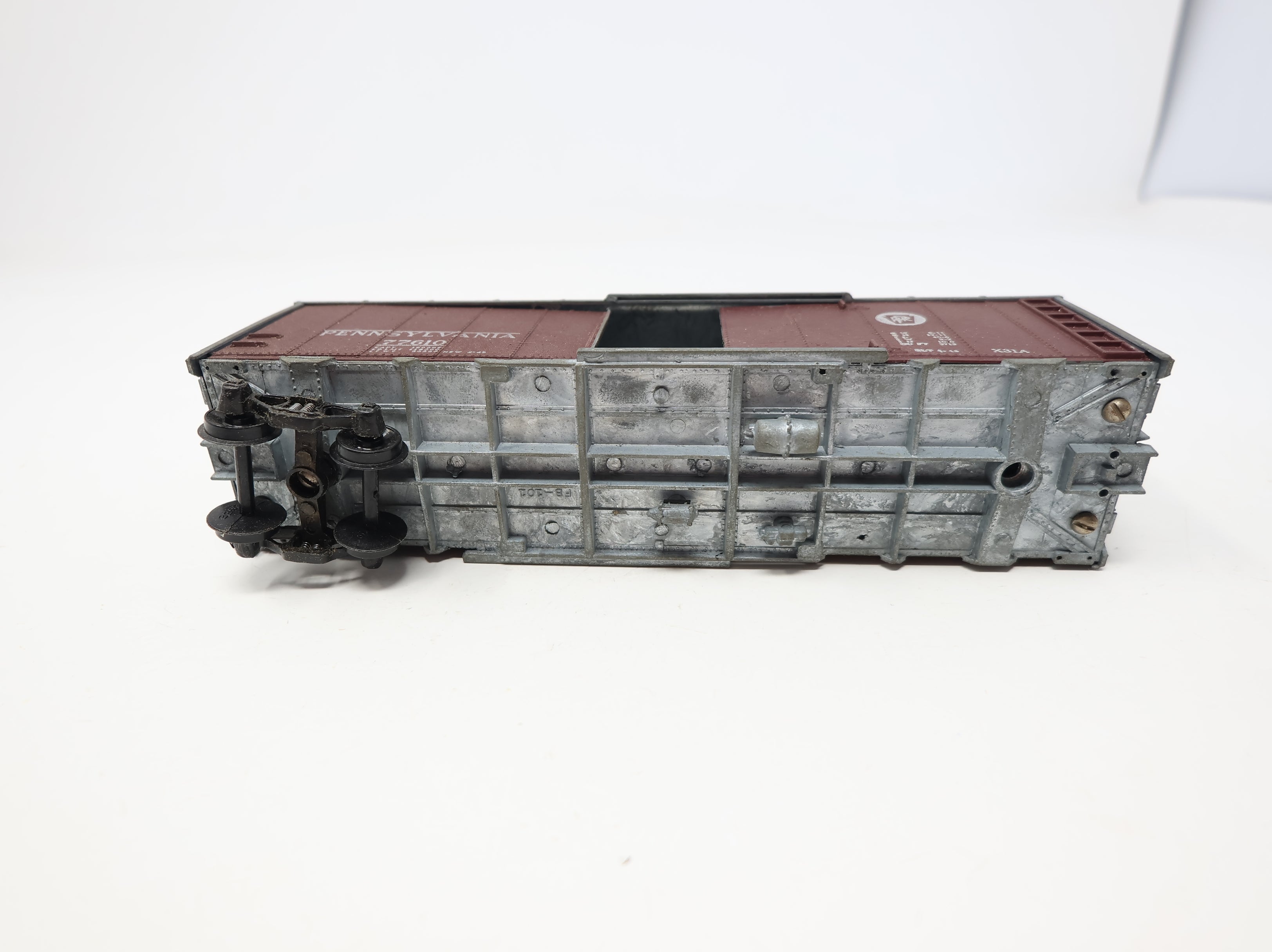 USED Roundhouse HO Scale 40' Box Car Pennsylvania #77610 Metal