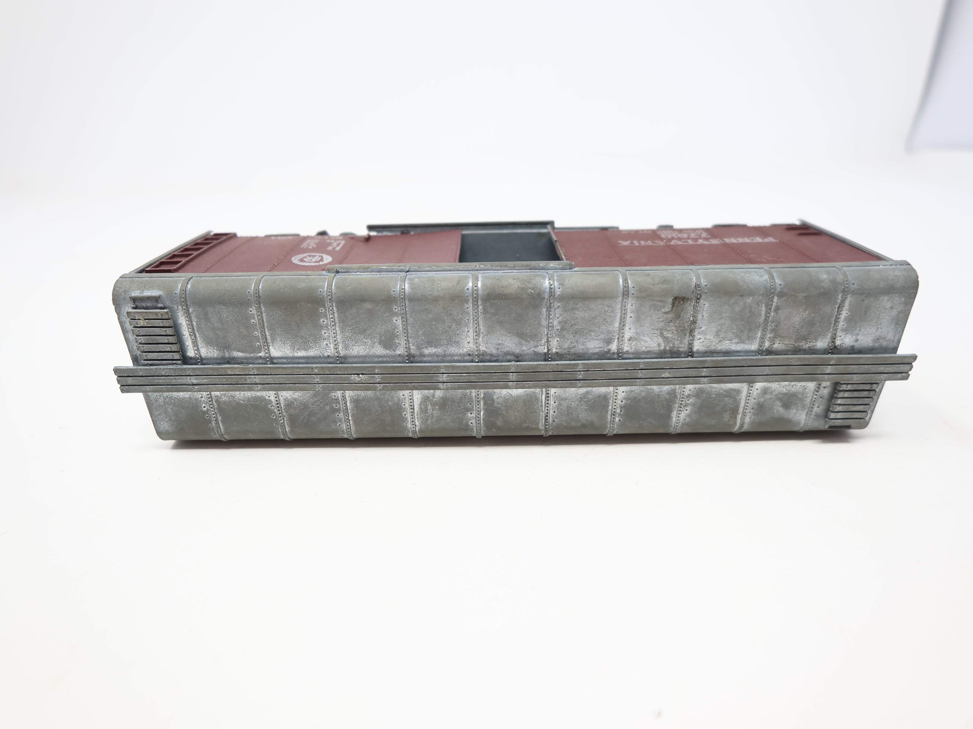 USED Roundhouse HO Scale 40' Box Car Pennsylvania #77610 Metal