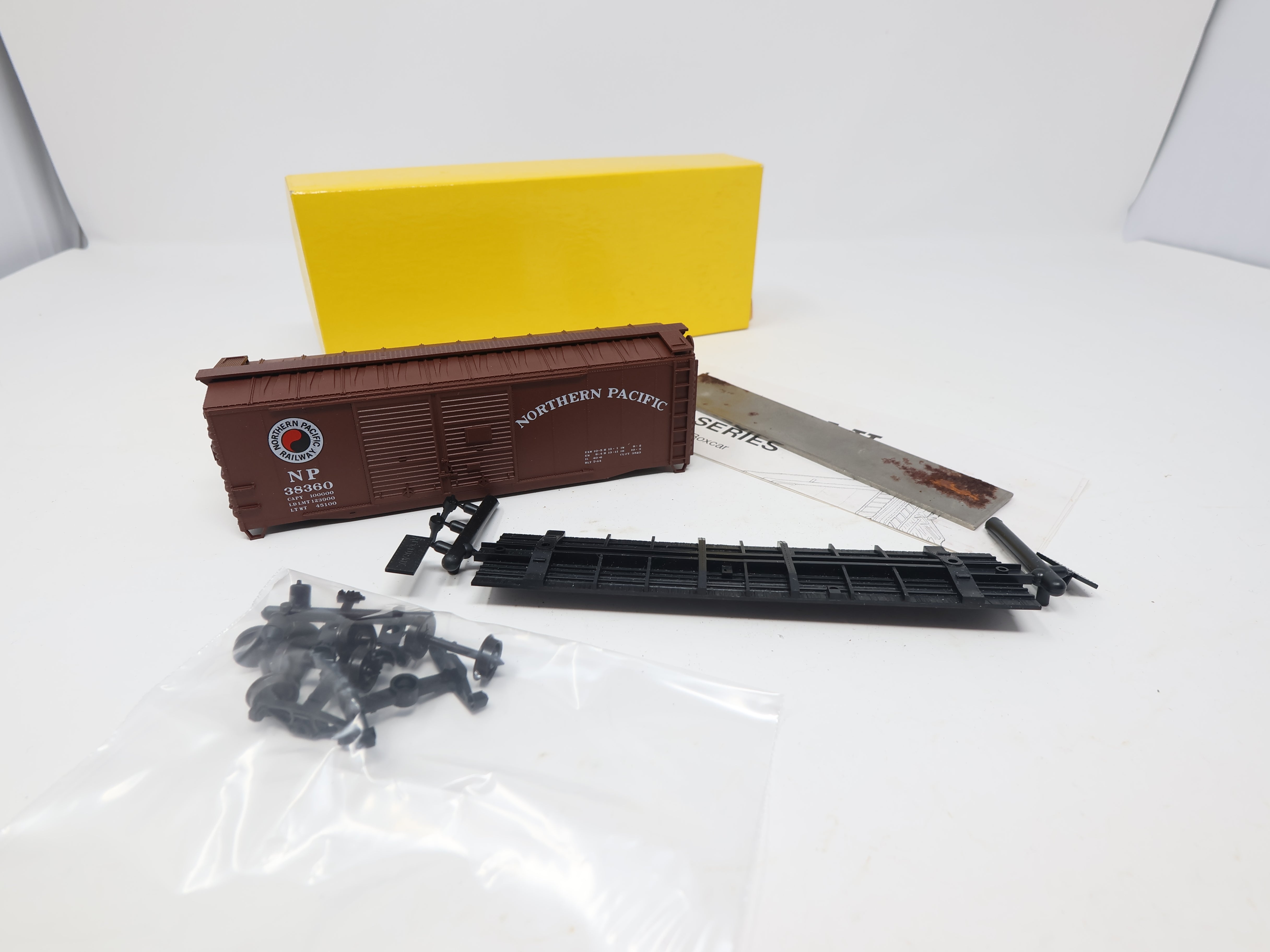 USED Accurail HO Scale, 40' DD Box Car, Northern Pacific NP #38360 (KIT)