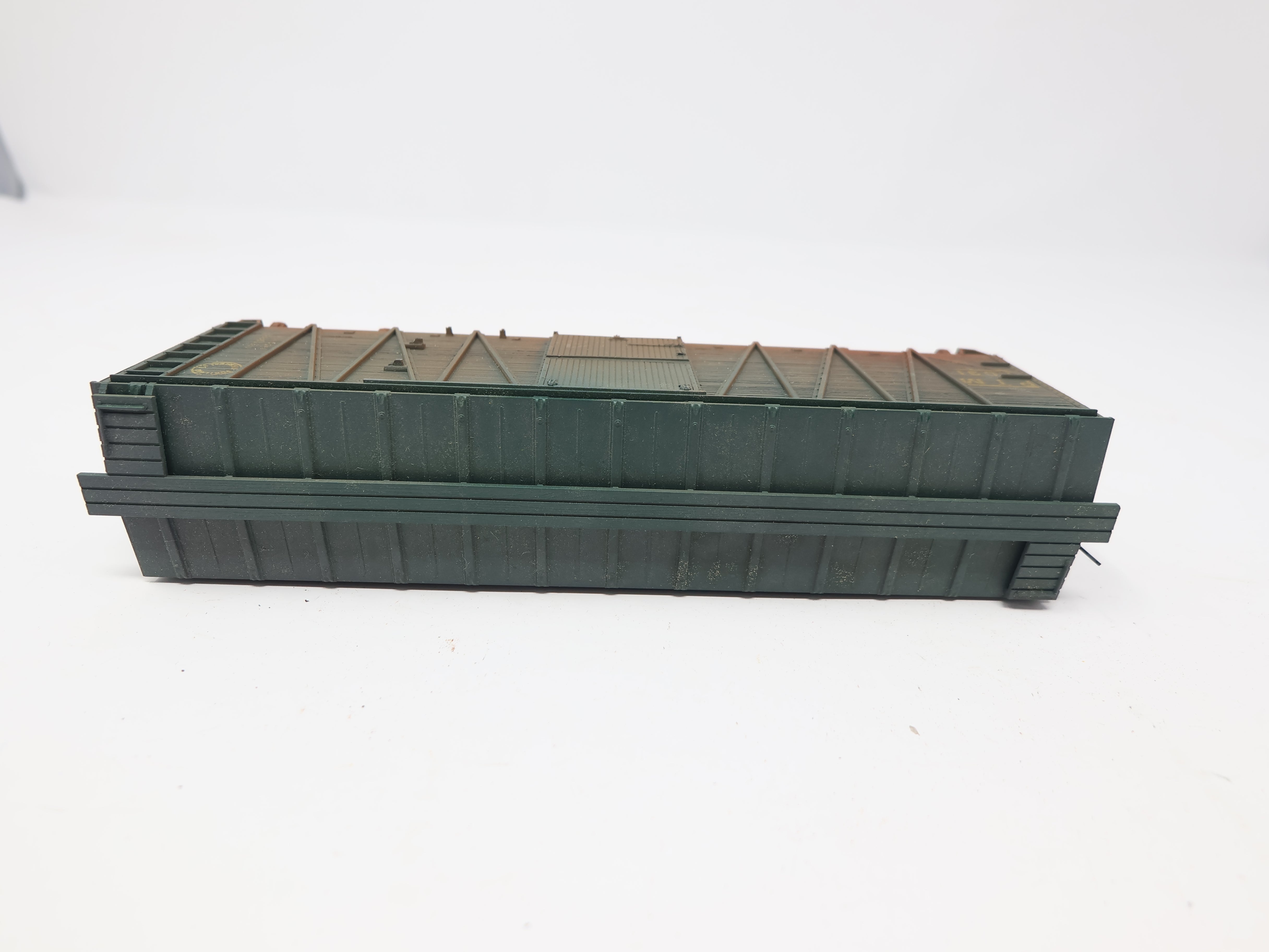 USED Accurail HO Scale, 40' Wooden Box Car, Portland Terminal Railroad PTM #2031, Weathered