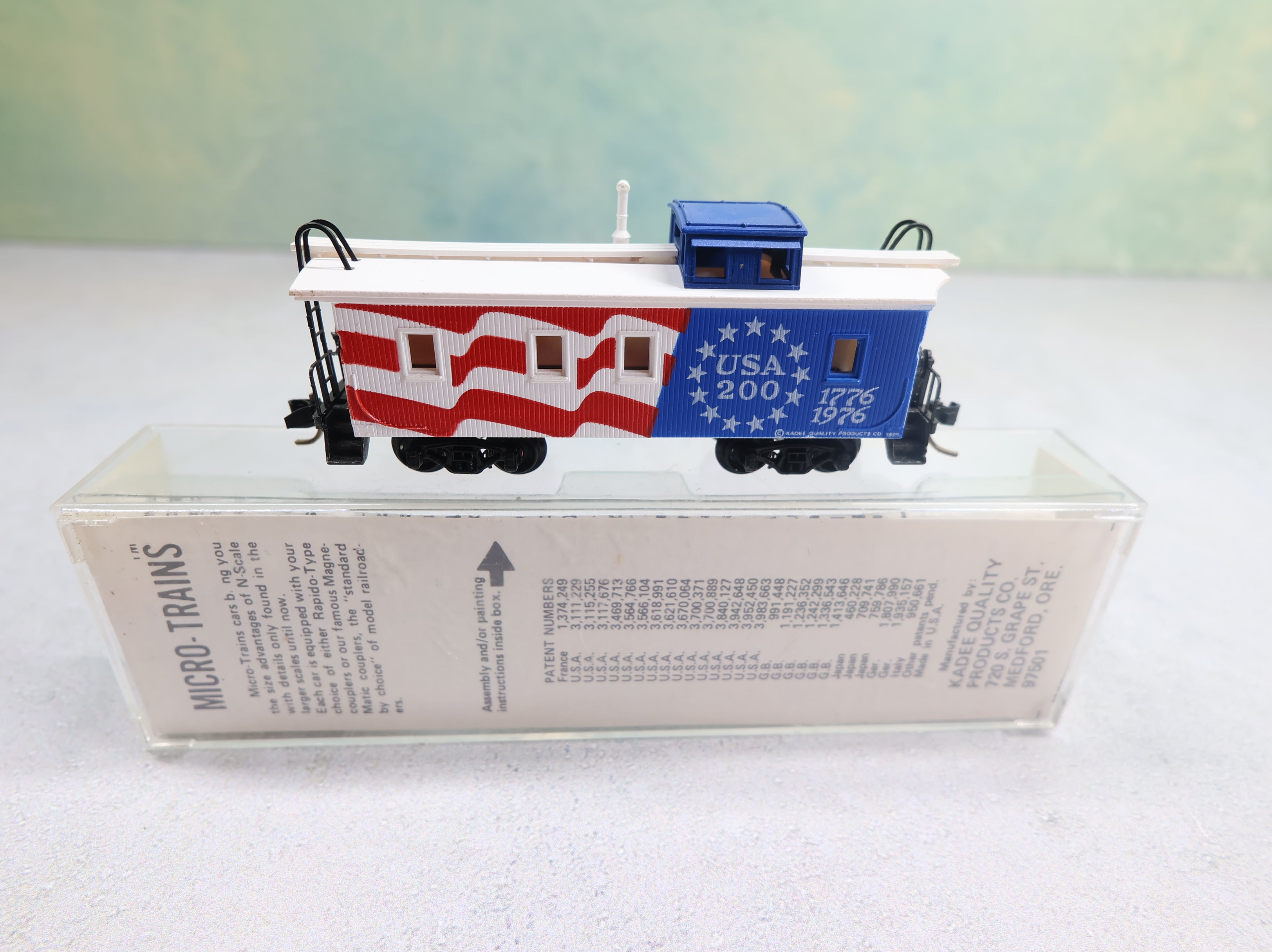 USED Micro-Trains 50990 N Scale 34' Wood Sheathed America Bicentennial Caboose 1776-1976 USA #200 Knuckle Couplers