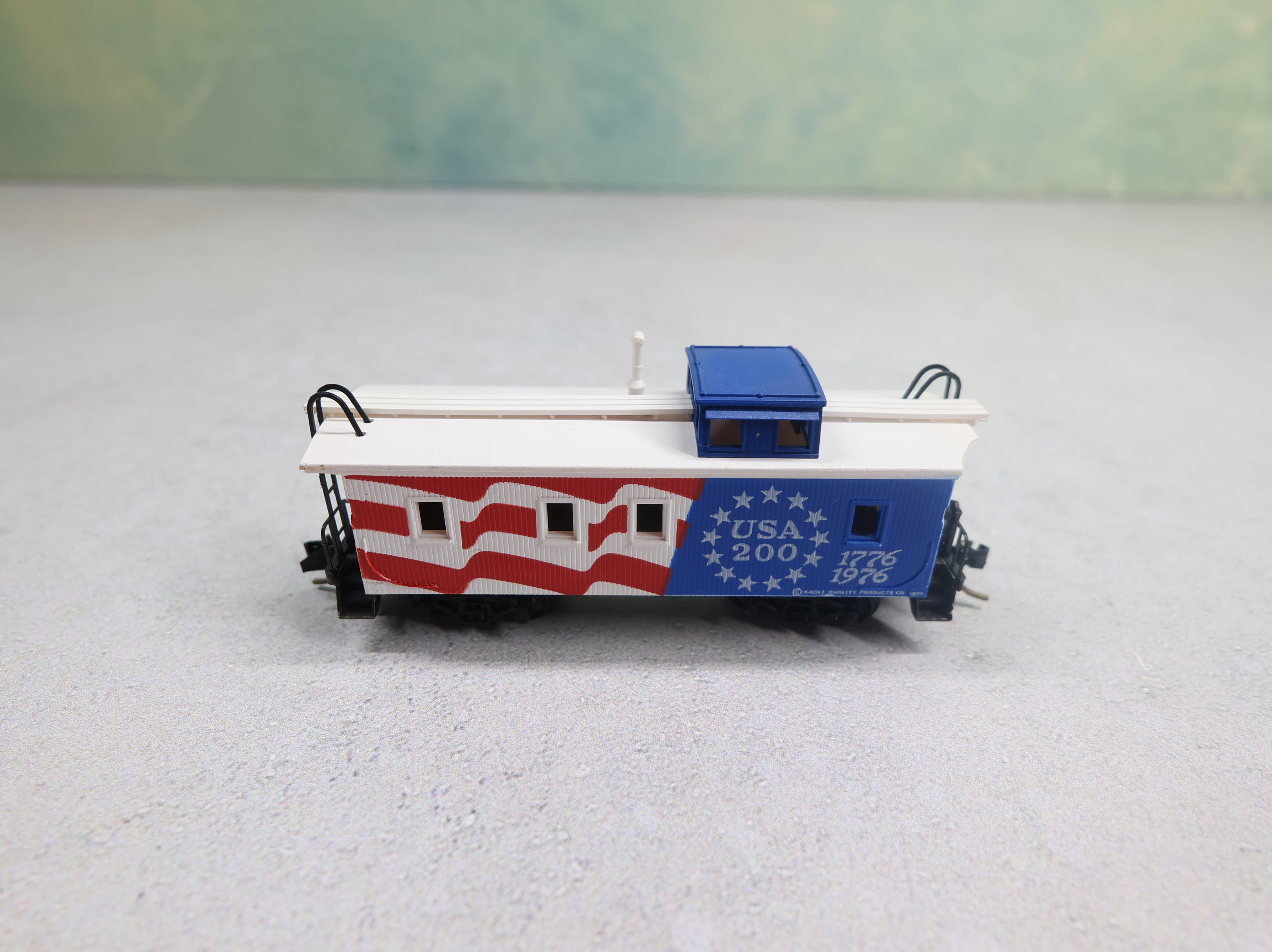USED Micro-Trains 50990 N Scale 34' Wood Sheathed America Bicentennial Caboose 1776-1976 USA #200 Knuckle Couplers