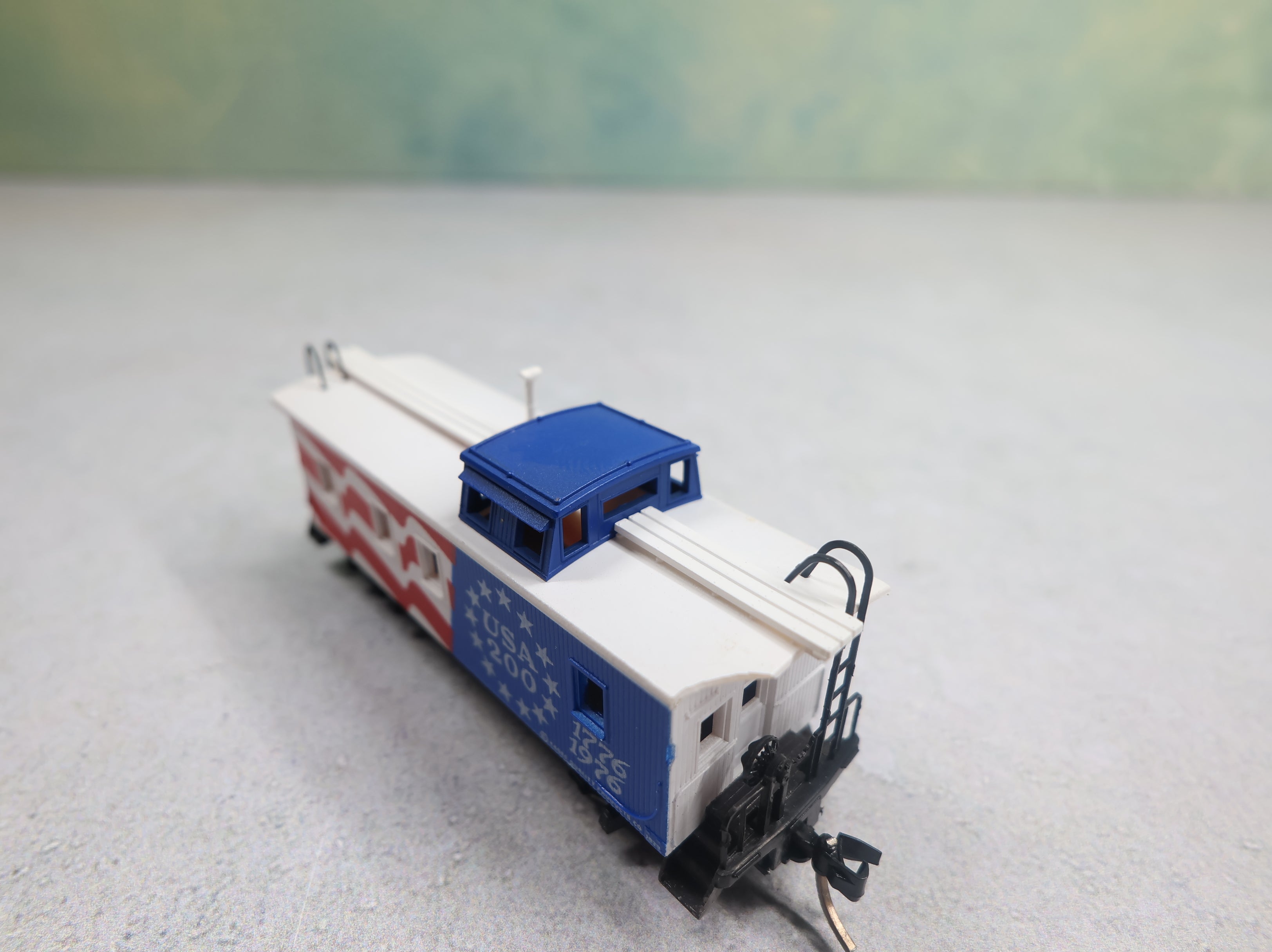 USED Micro-Trains 50990 N Scale 34' Wood Sheathed America Bicentennial Caboose 1776-1976 USA #200 Knuckle Couplers