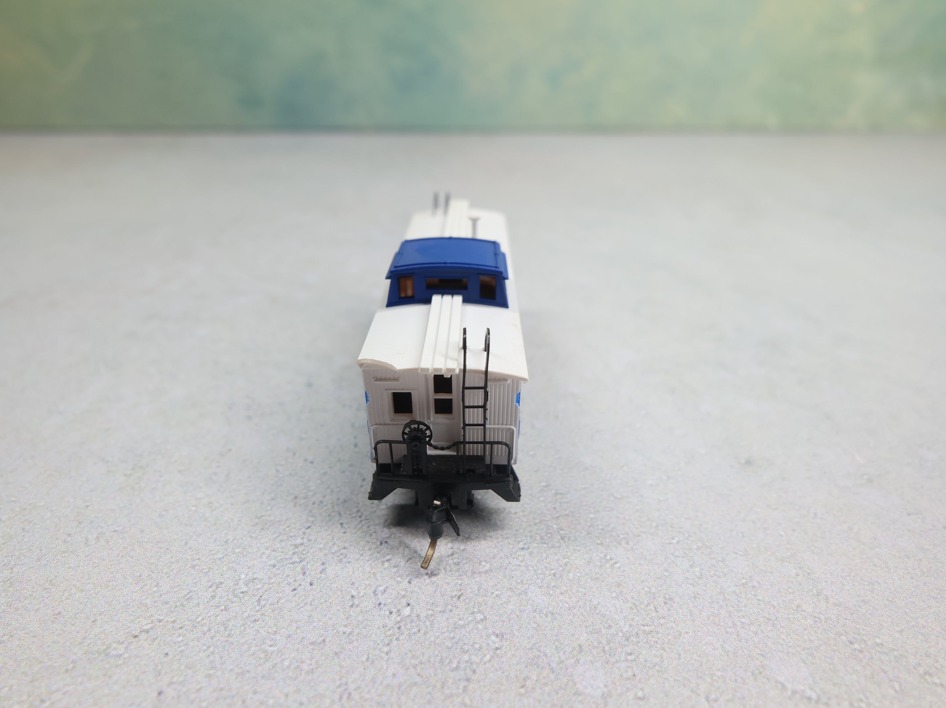 USED Micro-Trains 50990 N Scale 34' Wood Sheathed America Bicentennial Caboose 1776-1976 USA #200 Knuckle Couplers