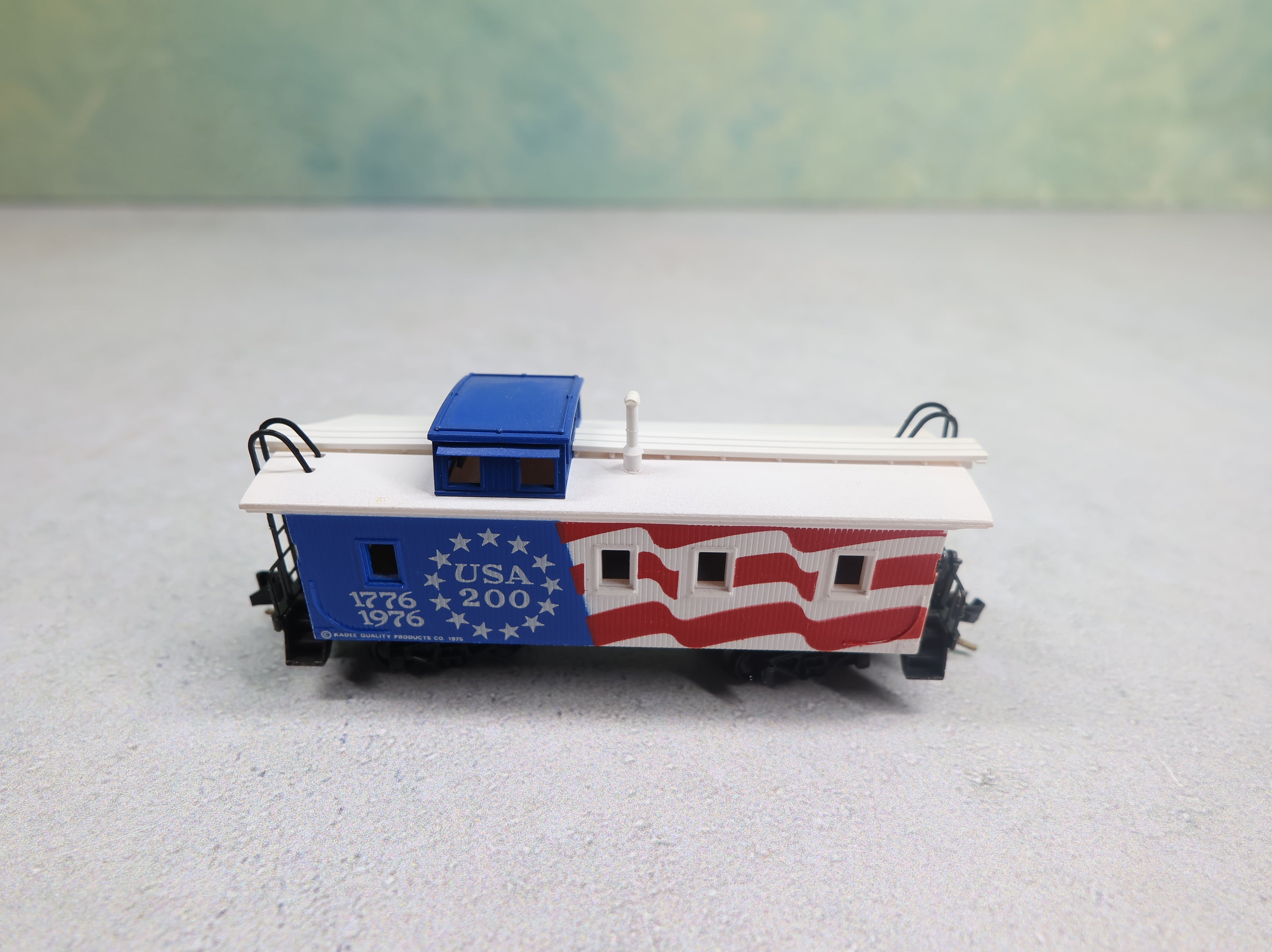 USED Micro-Trains 50990 N Scale 34' Wood Sheathed America Bicentennial Caboose 1776-1976 USA #200 Knuckle Couplers