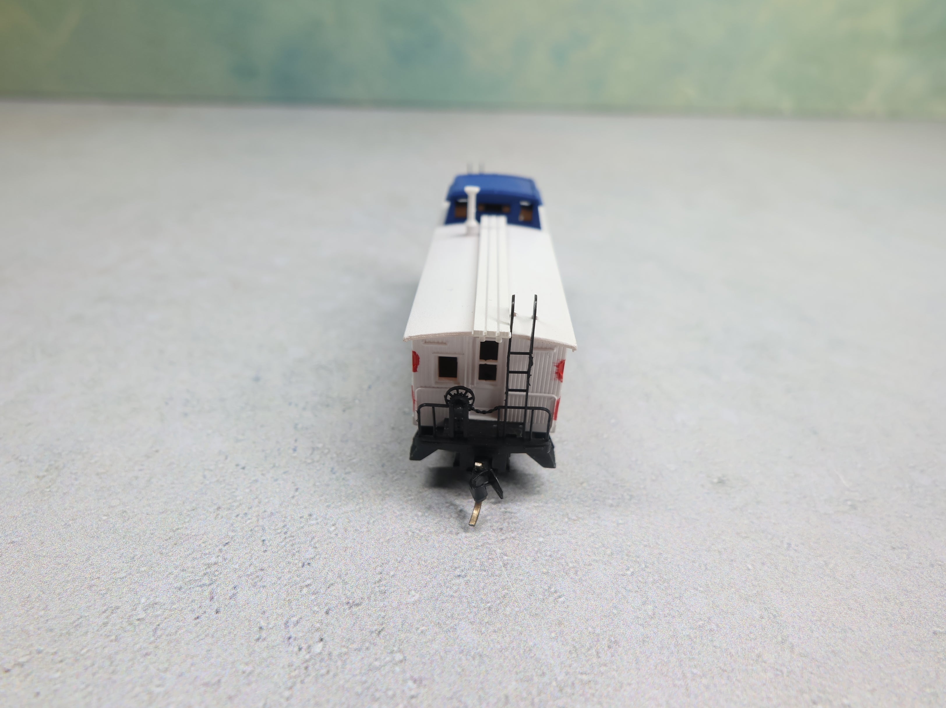 USED Micro-Trains 50990 N Scale 34' Wood Sheathed America Bicentennial Caboose 1776-1976 USA #200 Knuckle Couplers