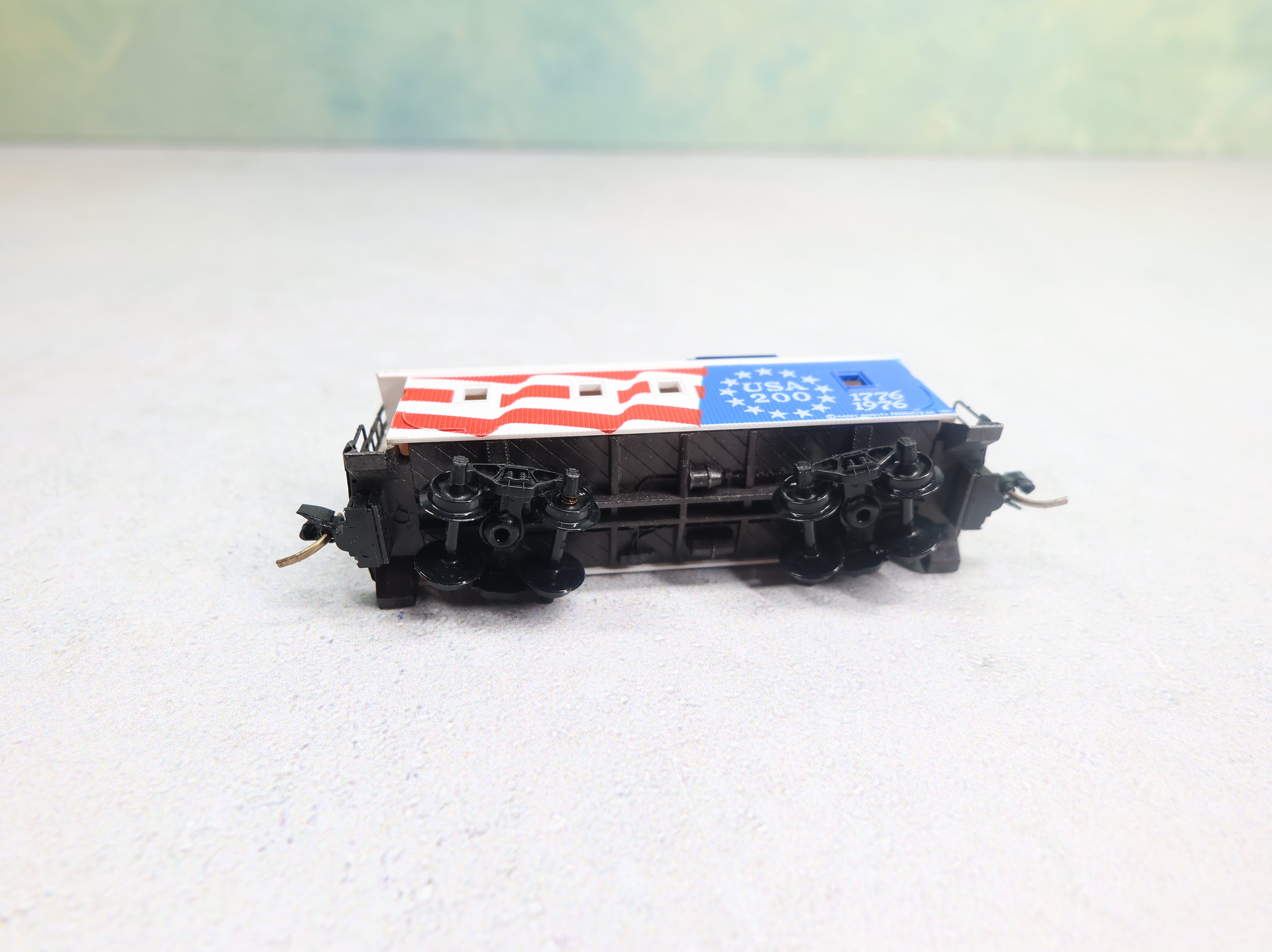 USED Micro-Trains 50990 N Scale 34' Wood Sheathed America Bicentennial Caboose 1776-1976 USA #200 Knuckle Couplers