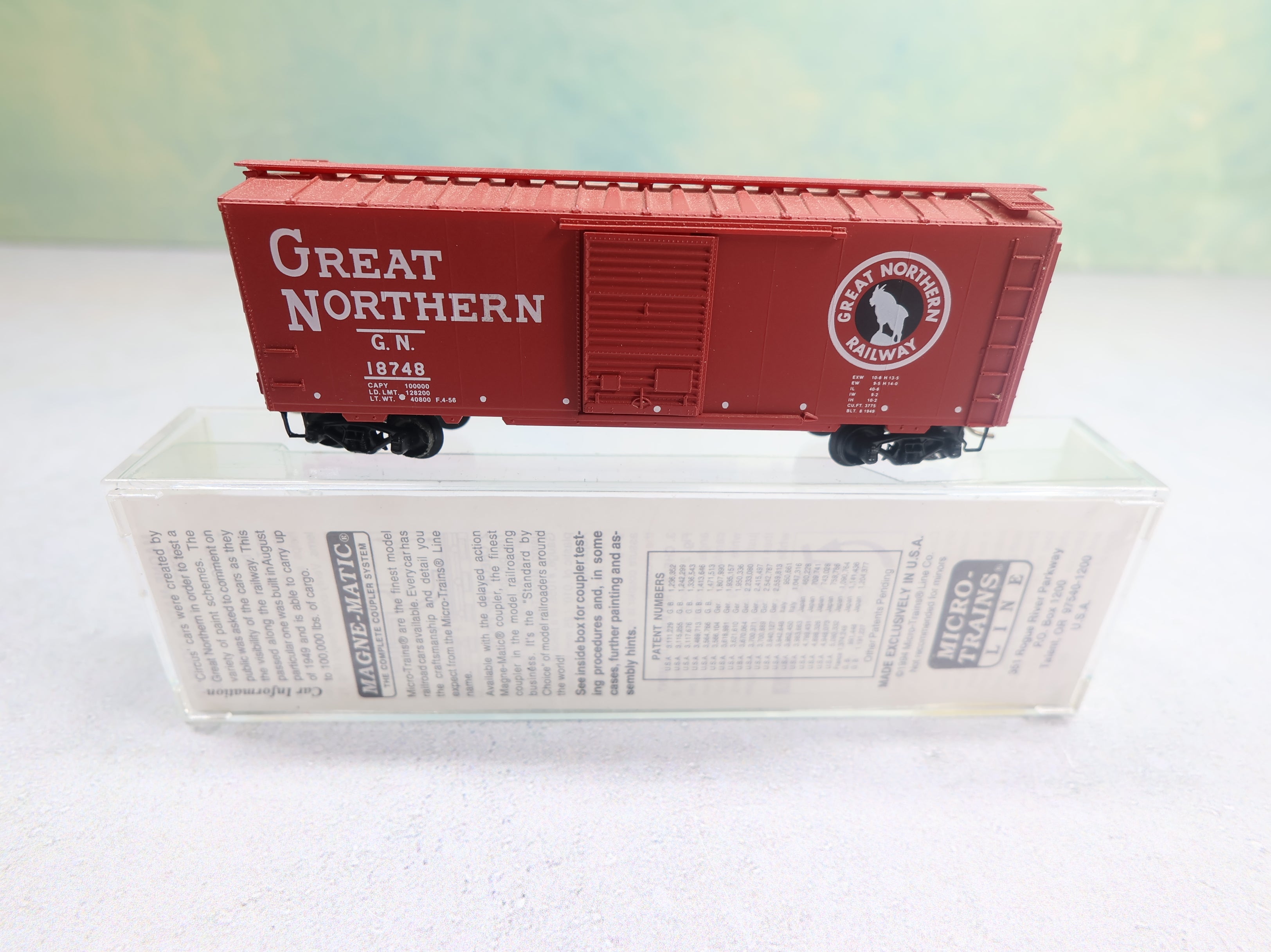USED Micro-Trains 20156 N Scale 40' SD Box Car Great Northern GN #18748 Knuckle Couplers