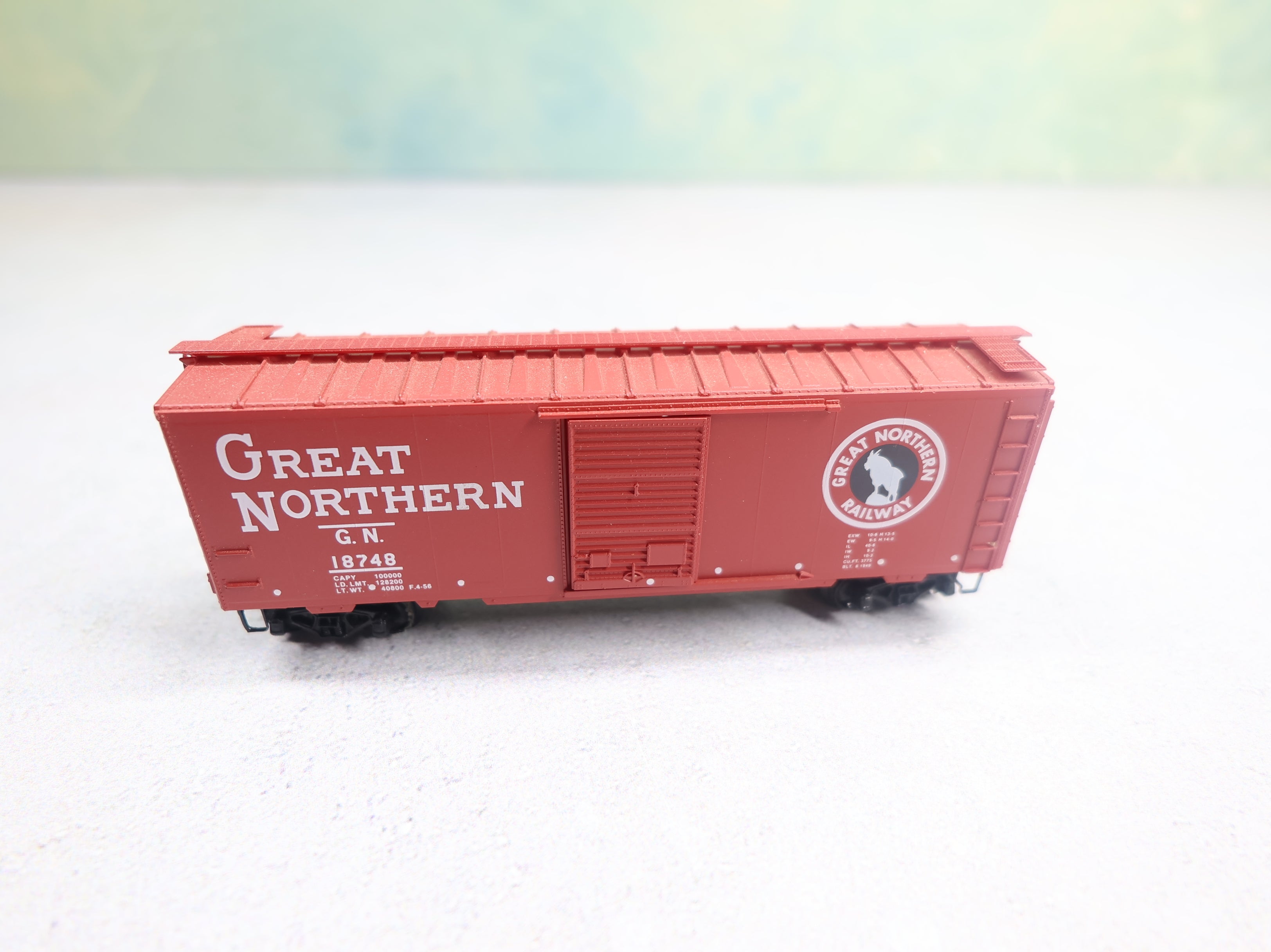 USED Micro-Trains 20156 N Scale 40' SD Box Car Great Northern GN #18748 Knuckle Couplers