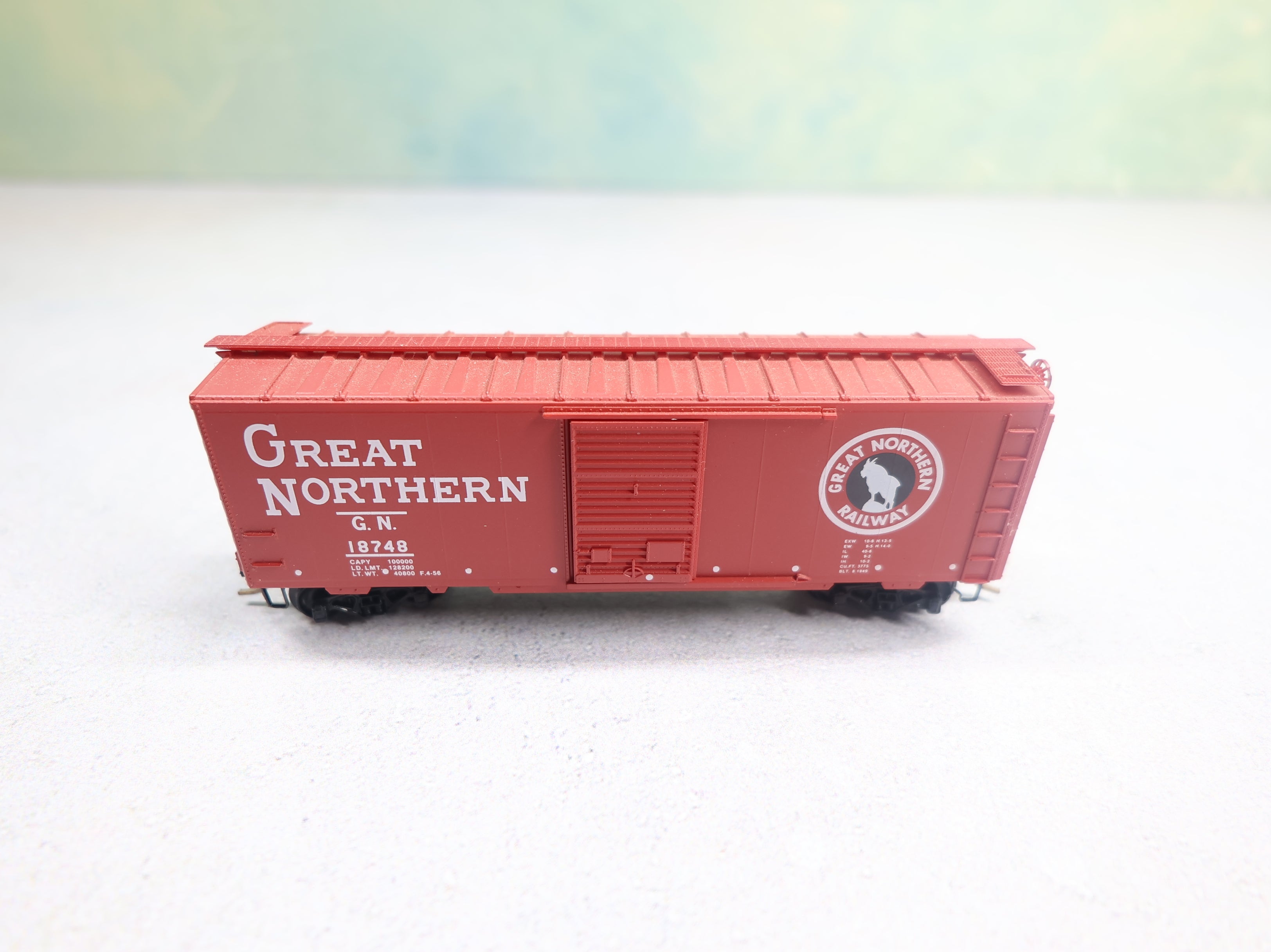 USED Micro-Trains 20156 N Scale 40' SD Box Car Great Northern GN #18748 Knuckle Couplers