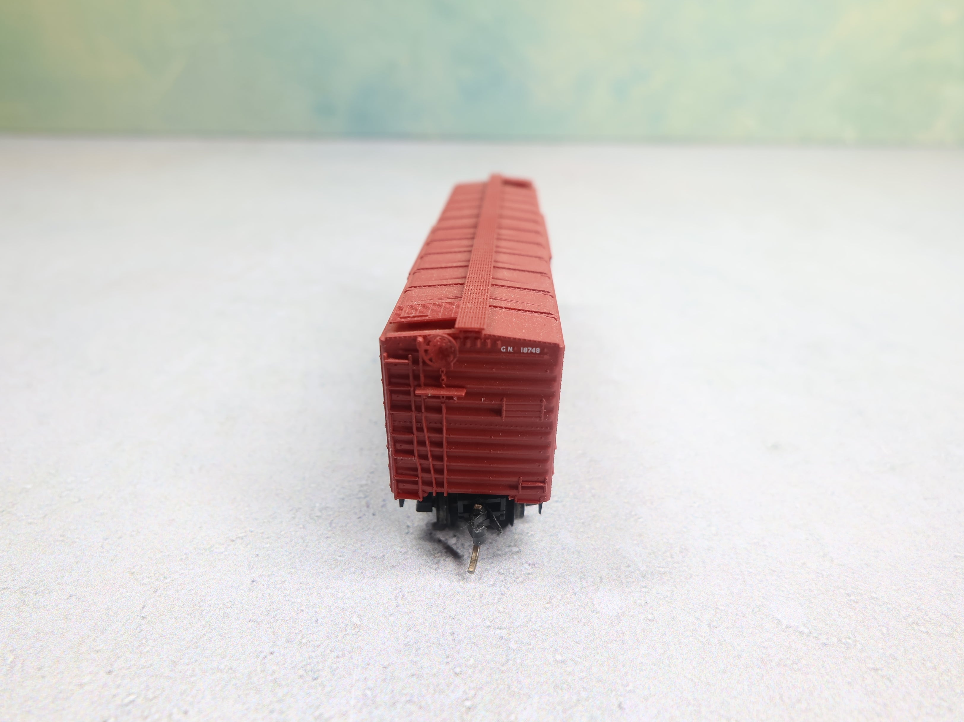 USED Micro-Trains 20156 N Scale 40' SD Box Car Great Northern GN #18748 Knuckle Couplers