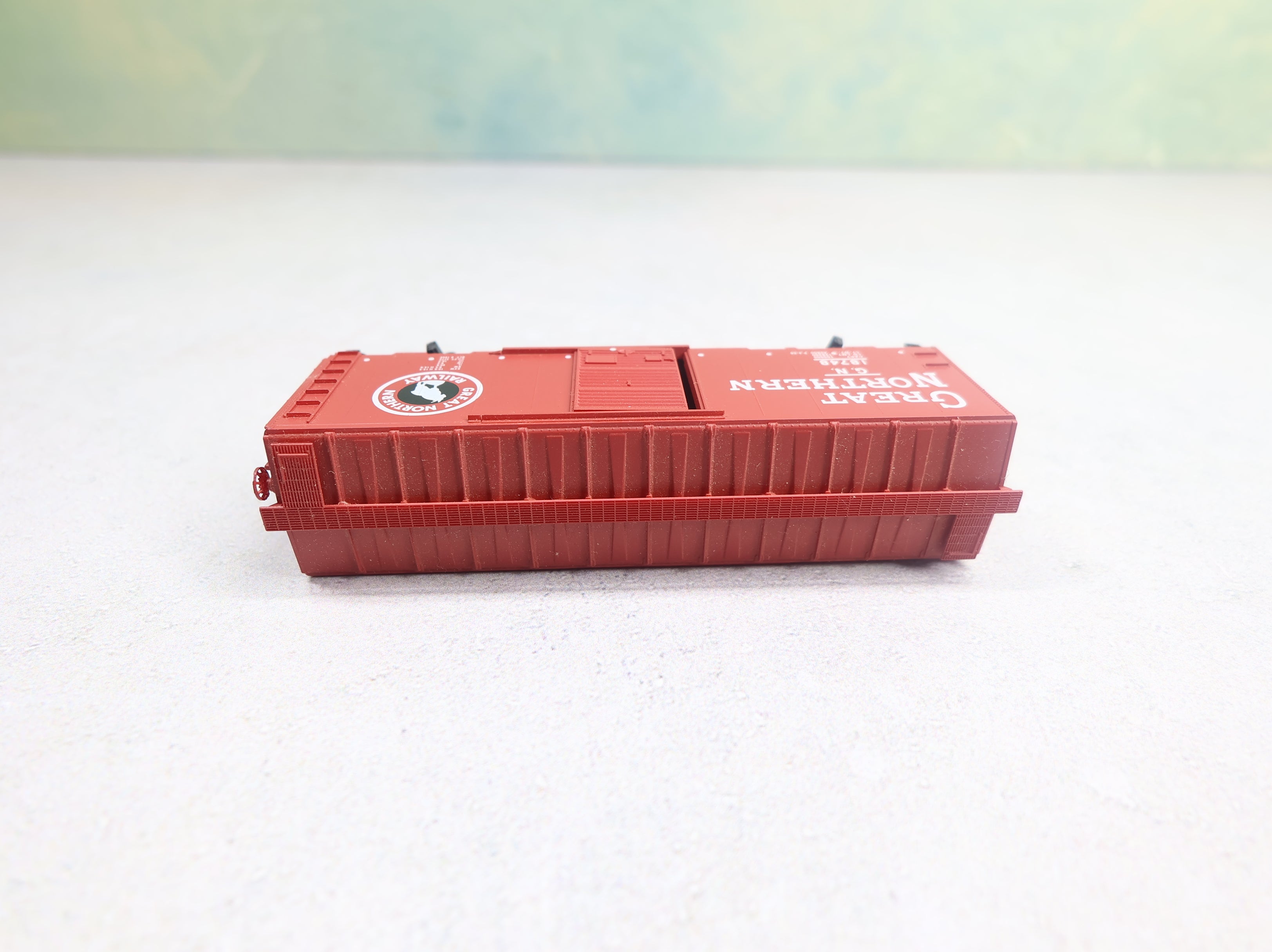 USED Micro-Trains 20156 N Scale 40' SD Box Car Great Northern GN #18748 Knuckle Couplers