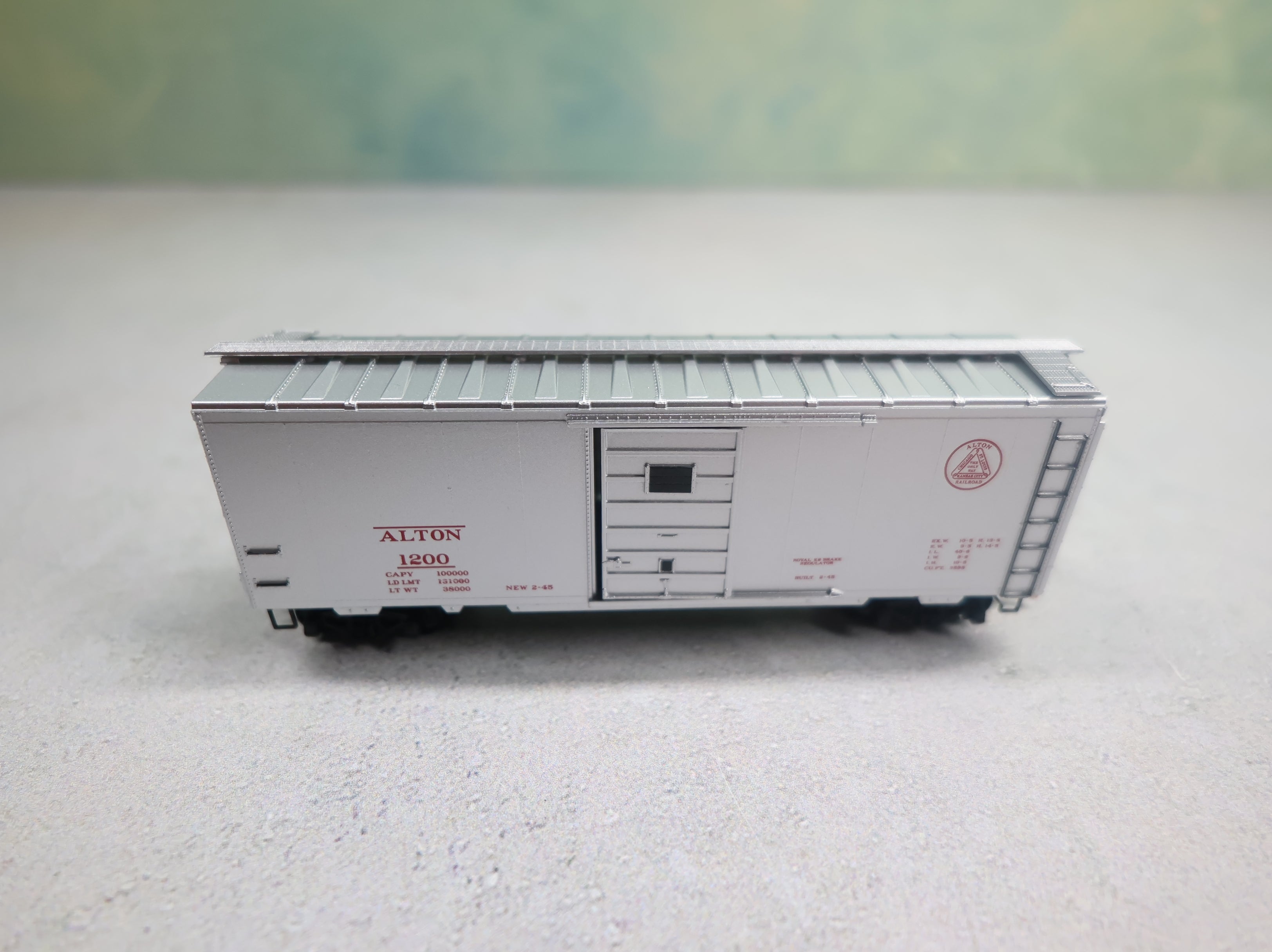 USED Micro-Trains 20586 N Scale 40' SD Box Car Alton Railroad #1200 Knuckle Couplers