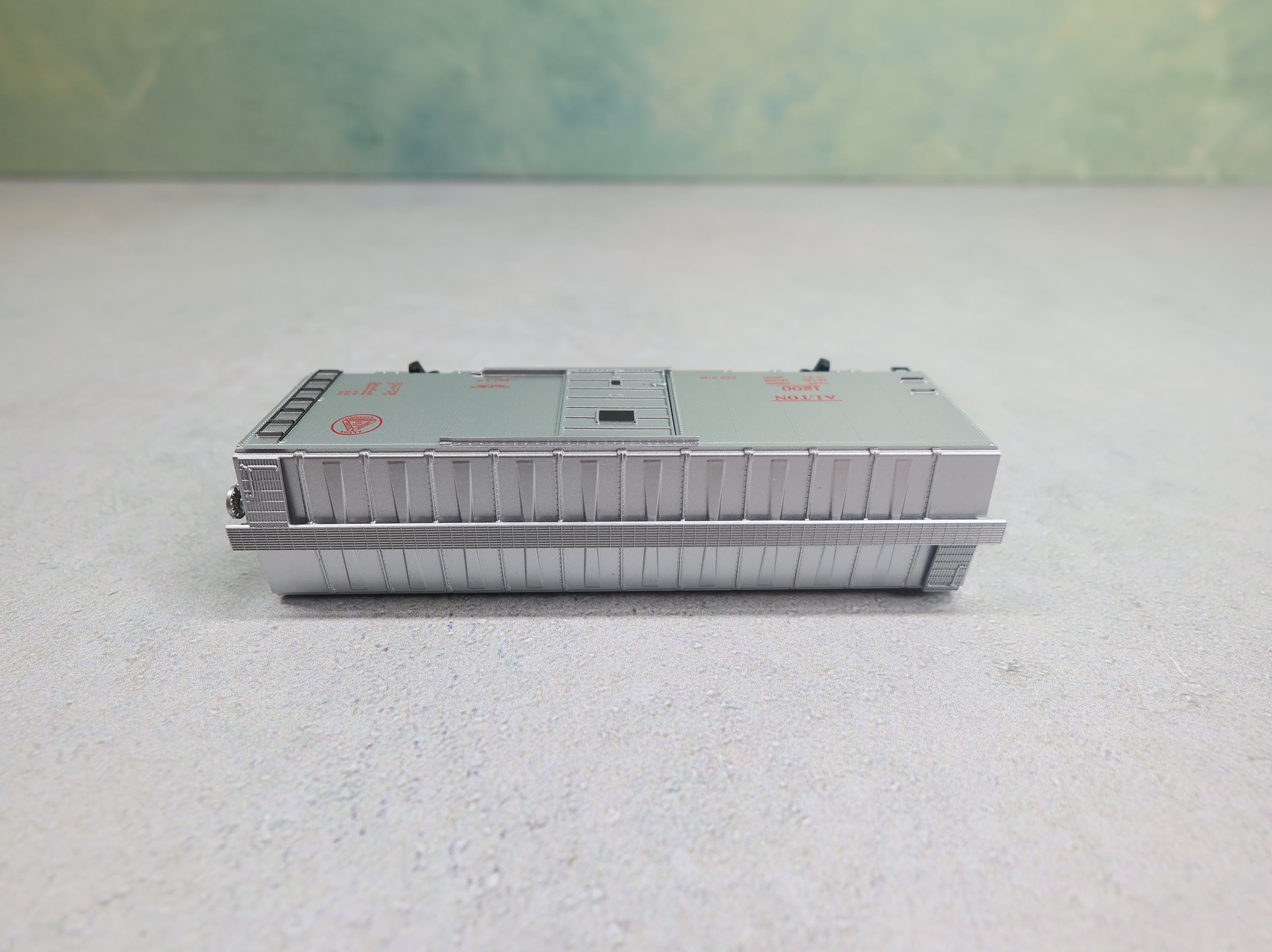 USED Micro-Trains 20586 N Scale 40' SD Box Car Alton Railroad #1200 Knuckle Couplers