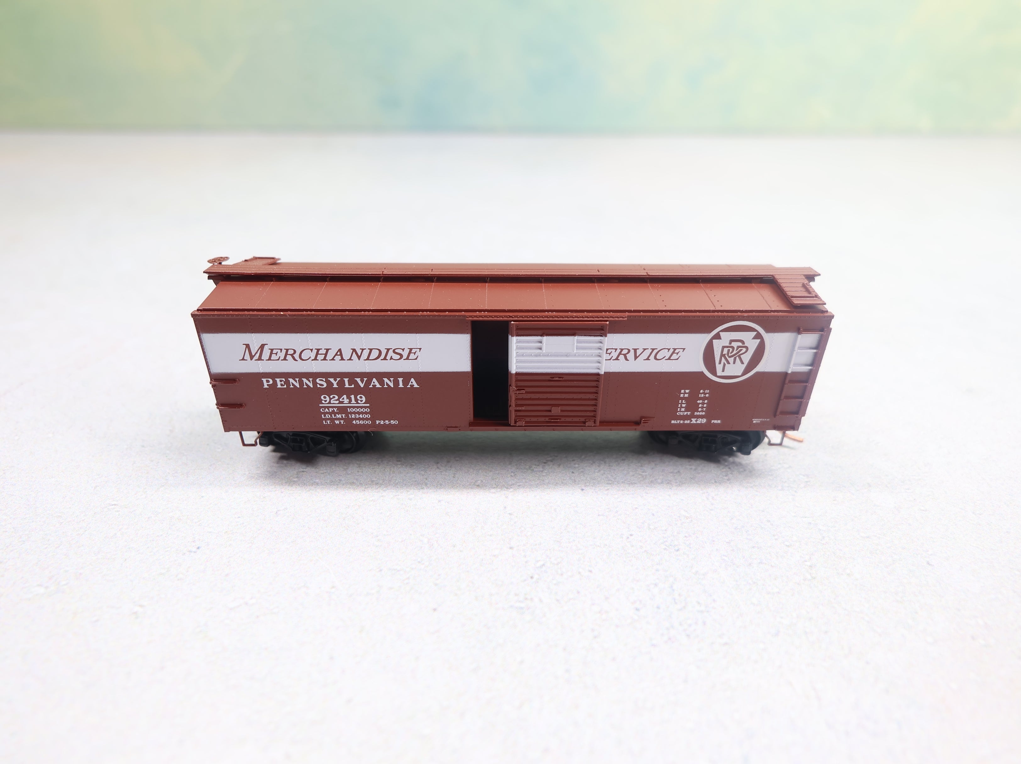 USED Micro-Trains N Scale 40' Box Car SD Pennsylvania #92419 Merchandise Service Knuckle Couplers