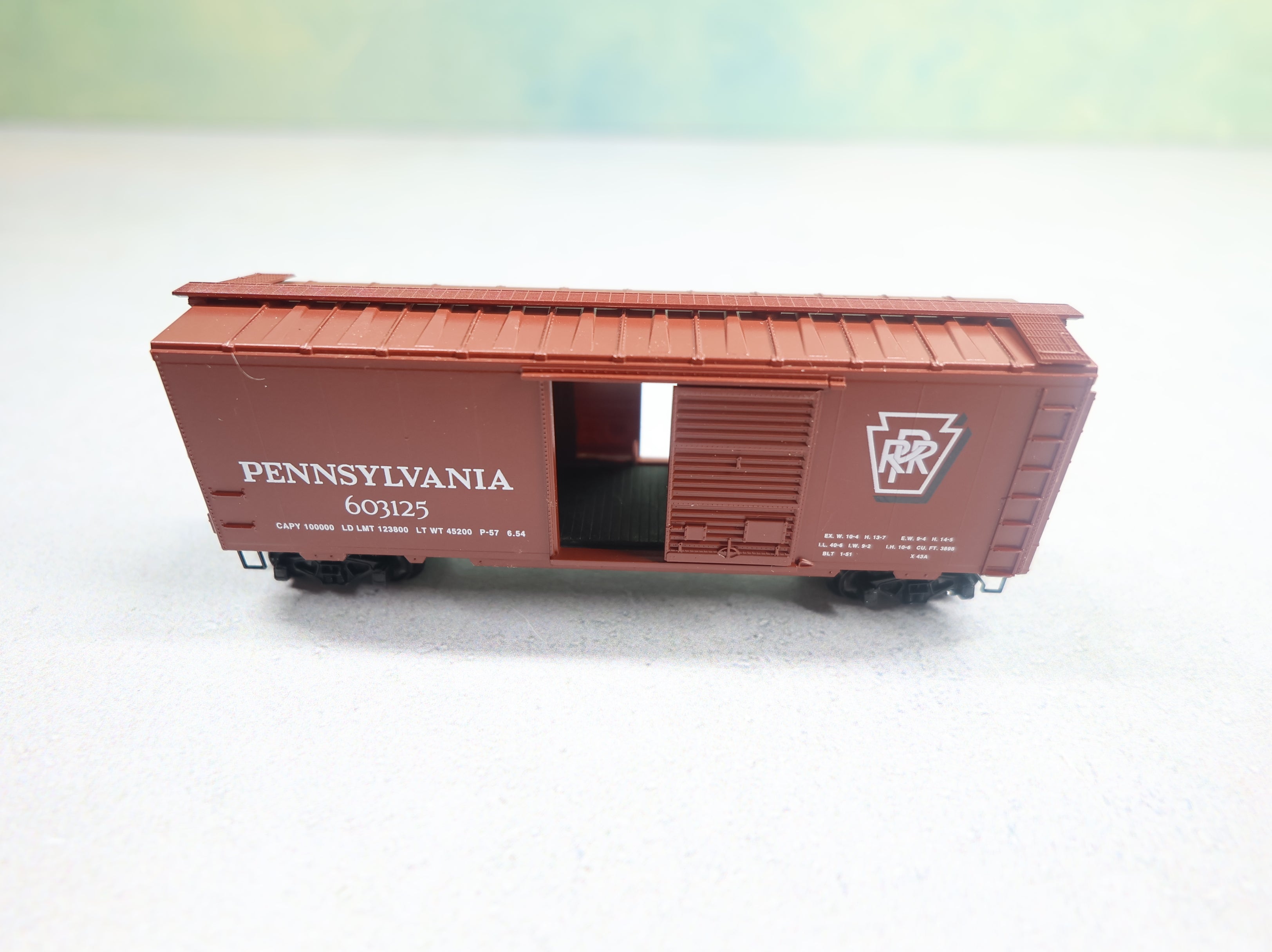 USED Micro-Trains 20780 N Scale 40' Box Car SD Pennsylvania #603125 Knuckle Couplers