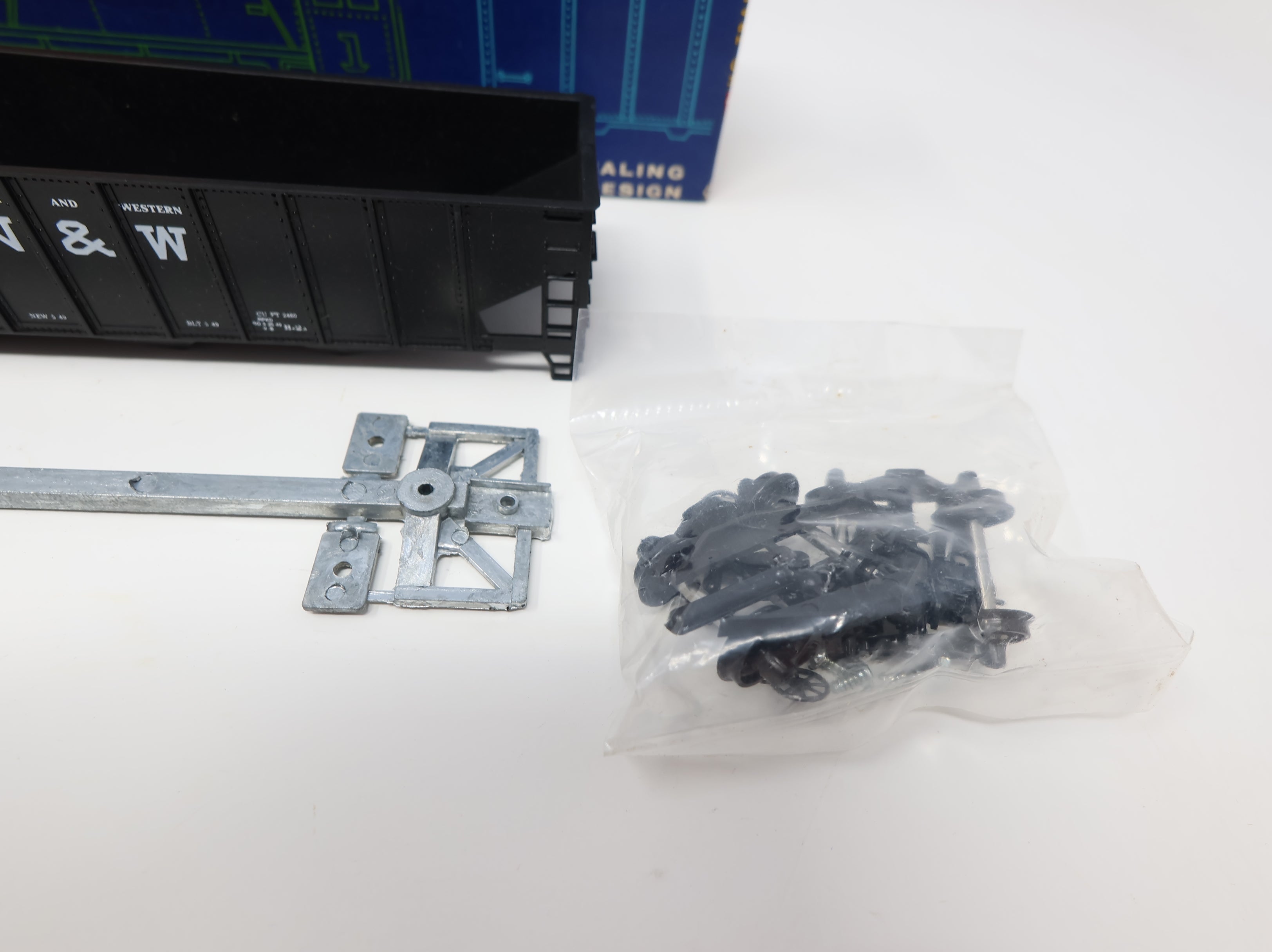 USED Roundhouse HO Scale 3 Bay Ribbed Side Open Hopper Norfolk & Western N&W #15843 KIT