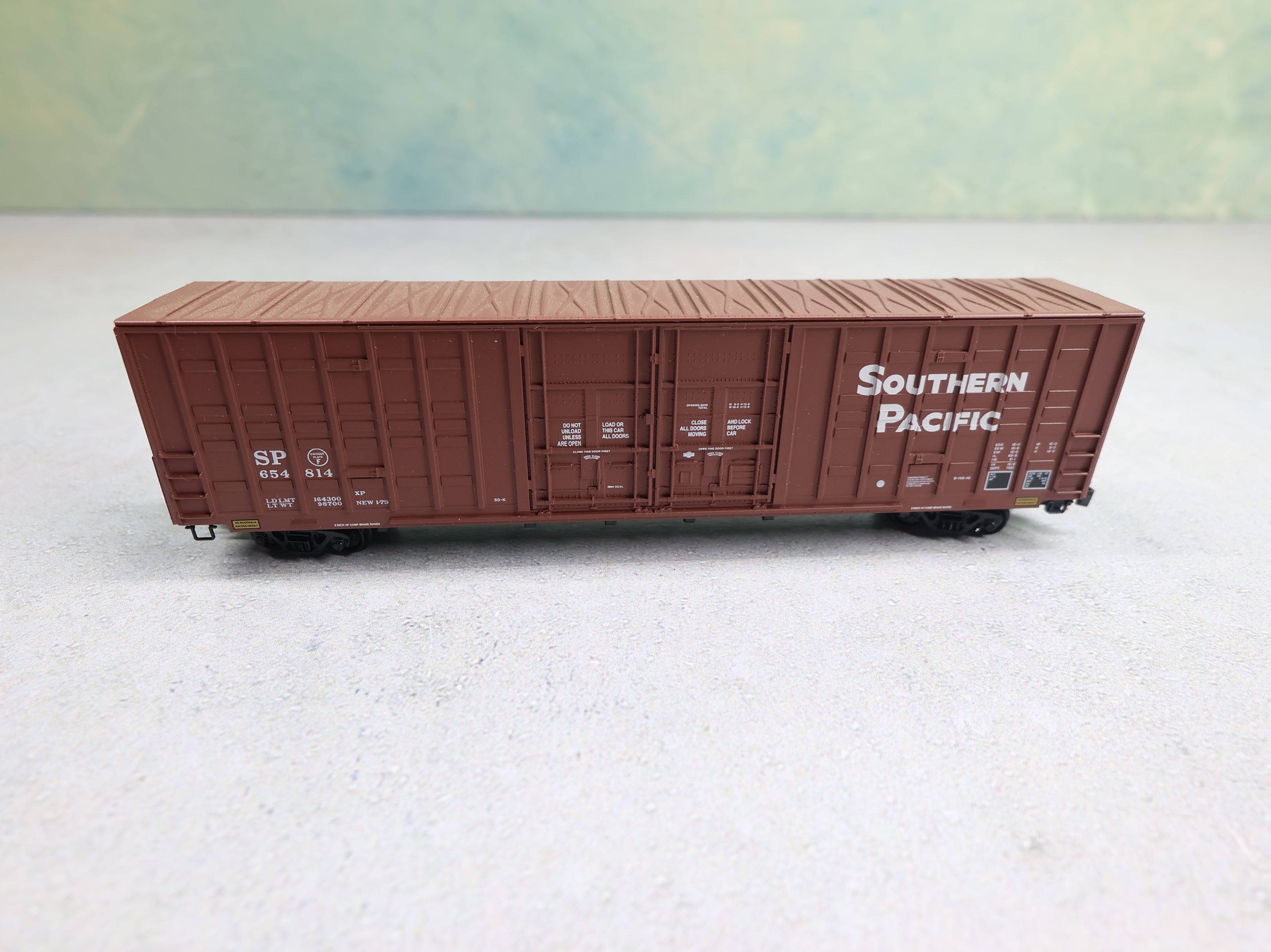 USED Micro-Trains 10300102 N Scale 60' Box Car Excess Height Double Plug Doors Southern Pacific SP #654814 Knuckle Couplers